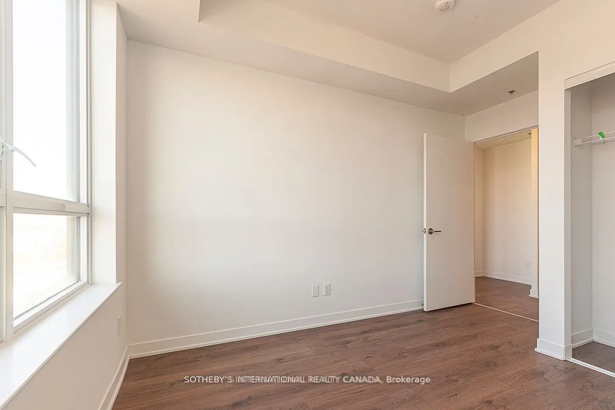 405 Dundas Street W, #413