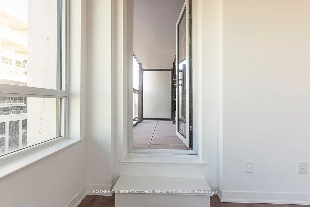 405 Dundas Street W, #413