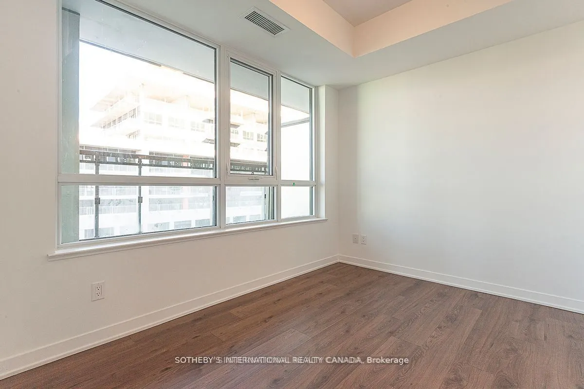 405 Dundas Street W, #413