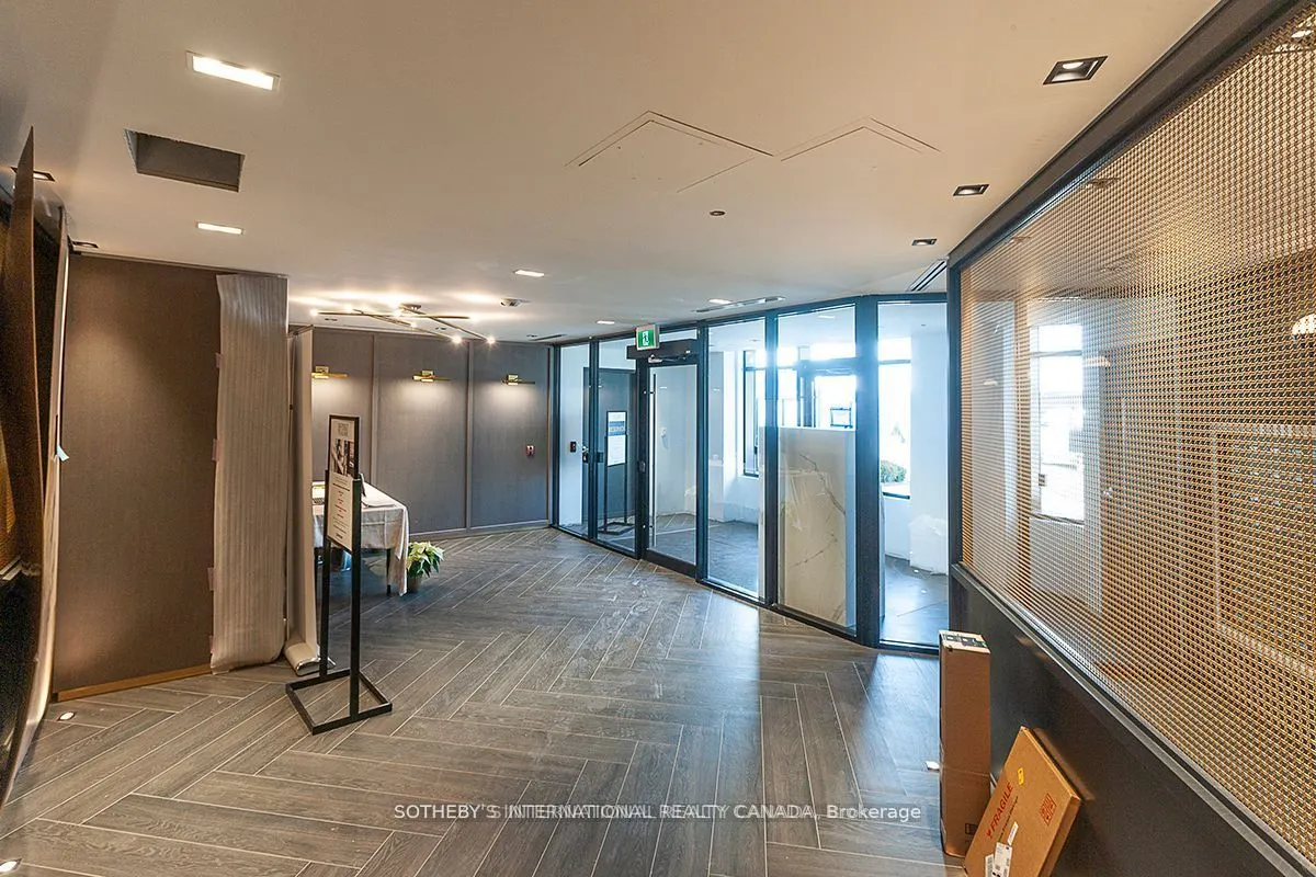 405 Dundas Street W, #413