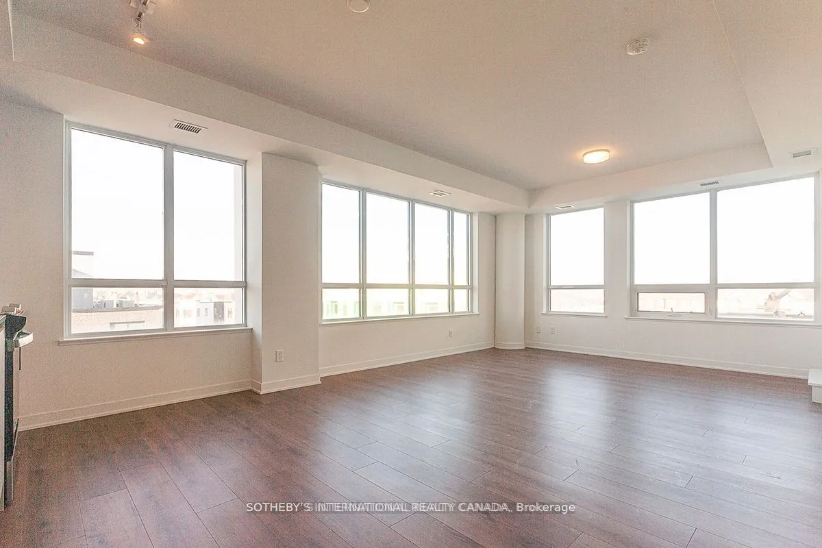 405 Dundas Street W, #413