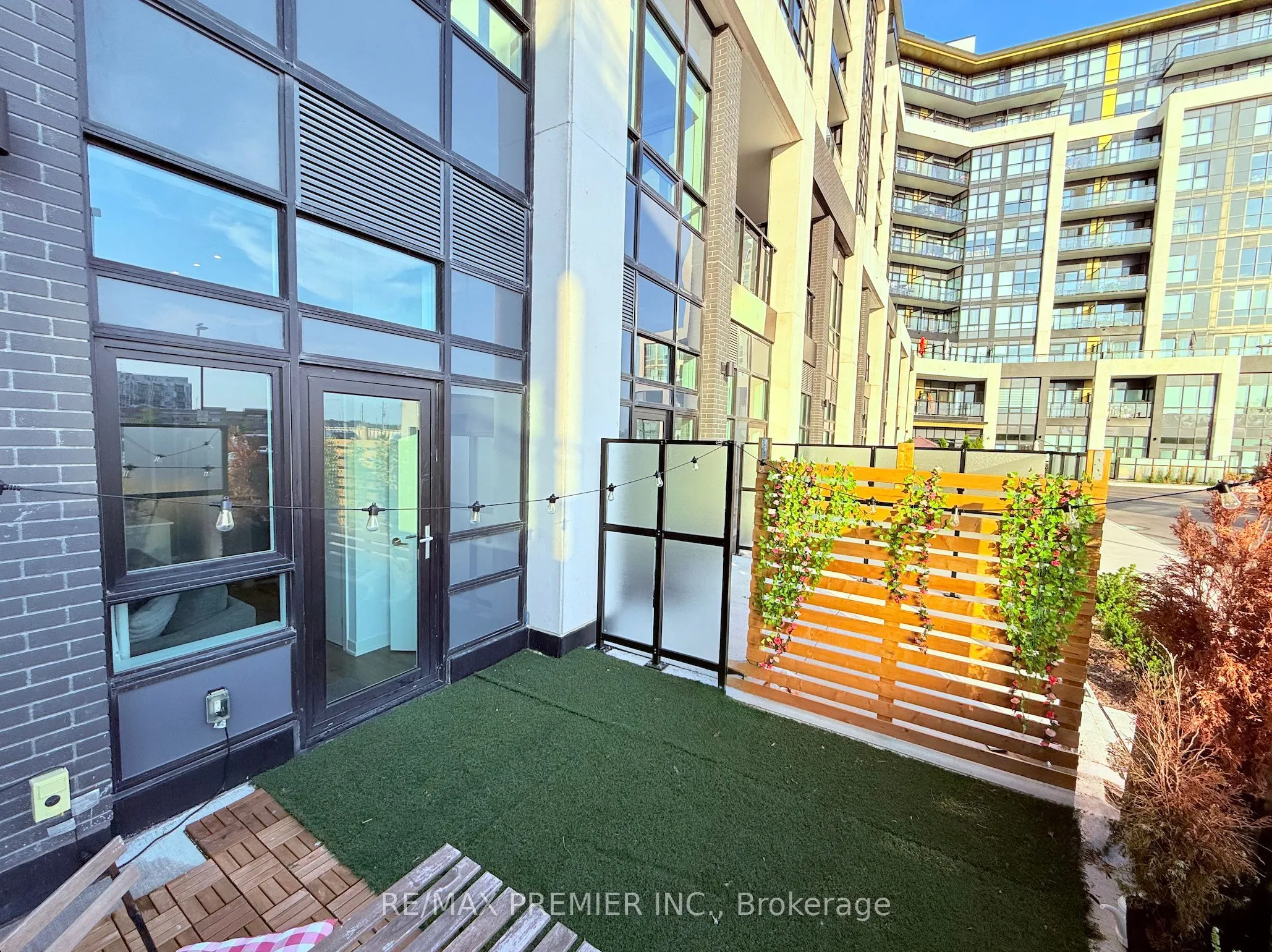 405 Dundas Street W, #107