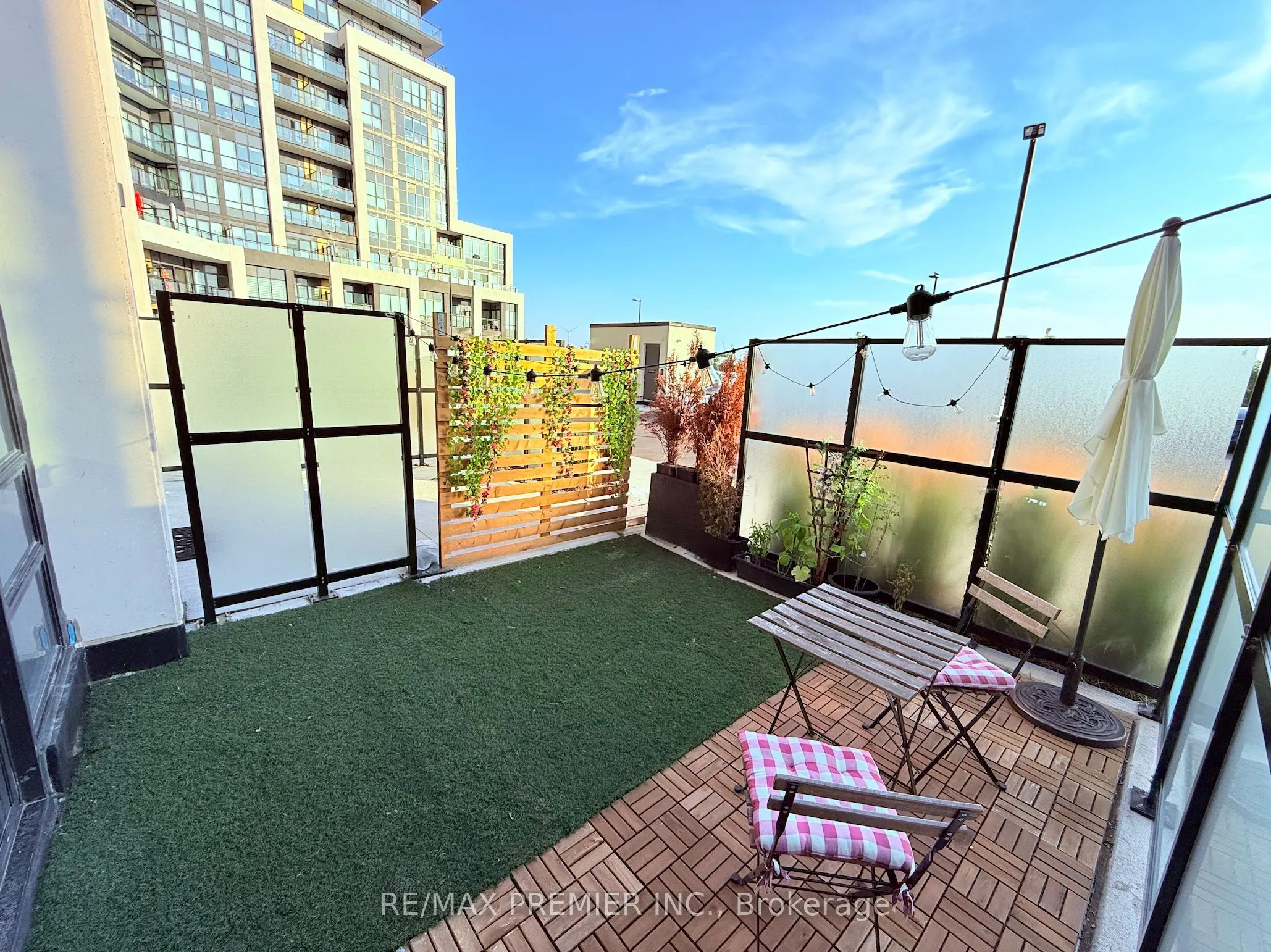 405 Dundas Street W, #107