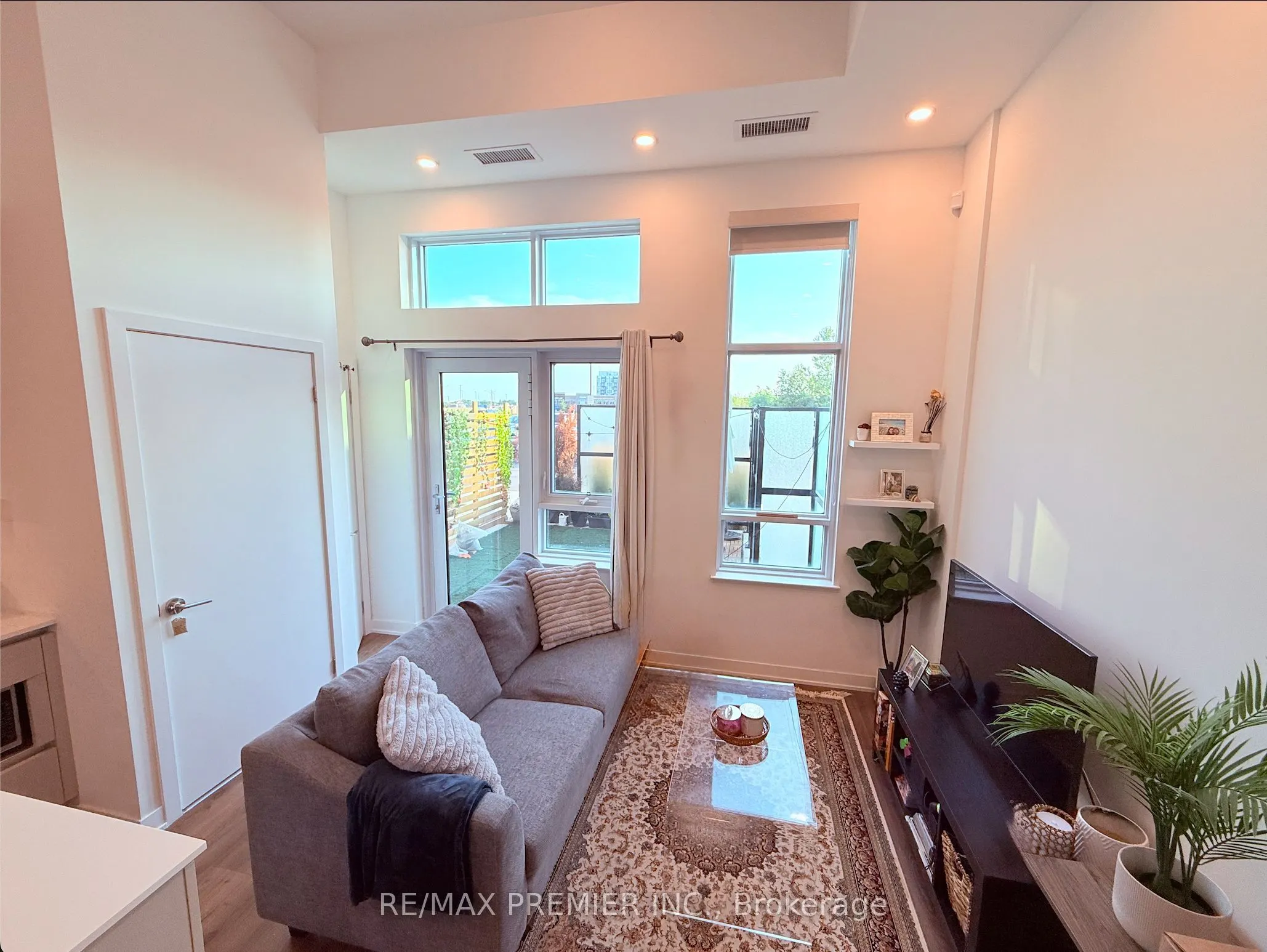 405 Dundas Street W, #107