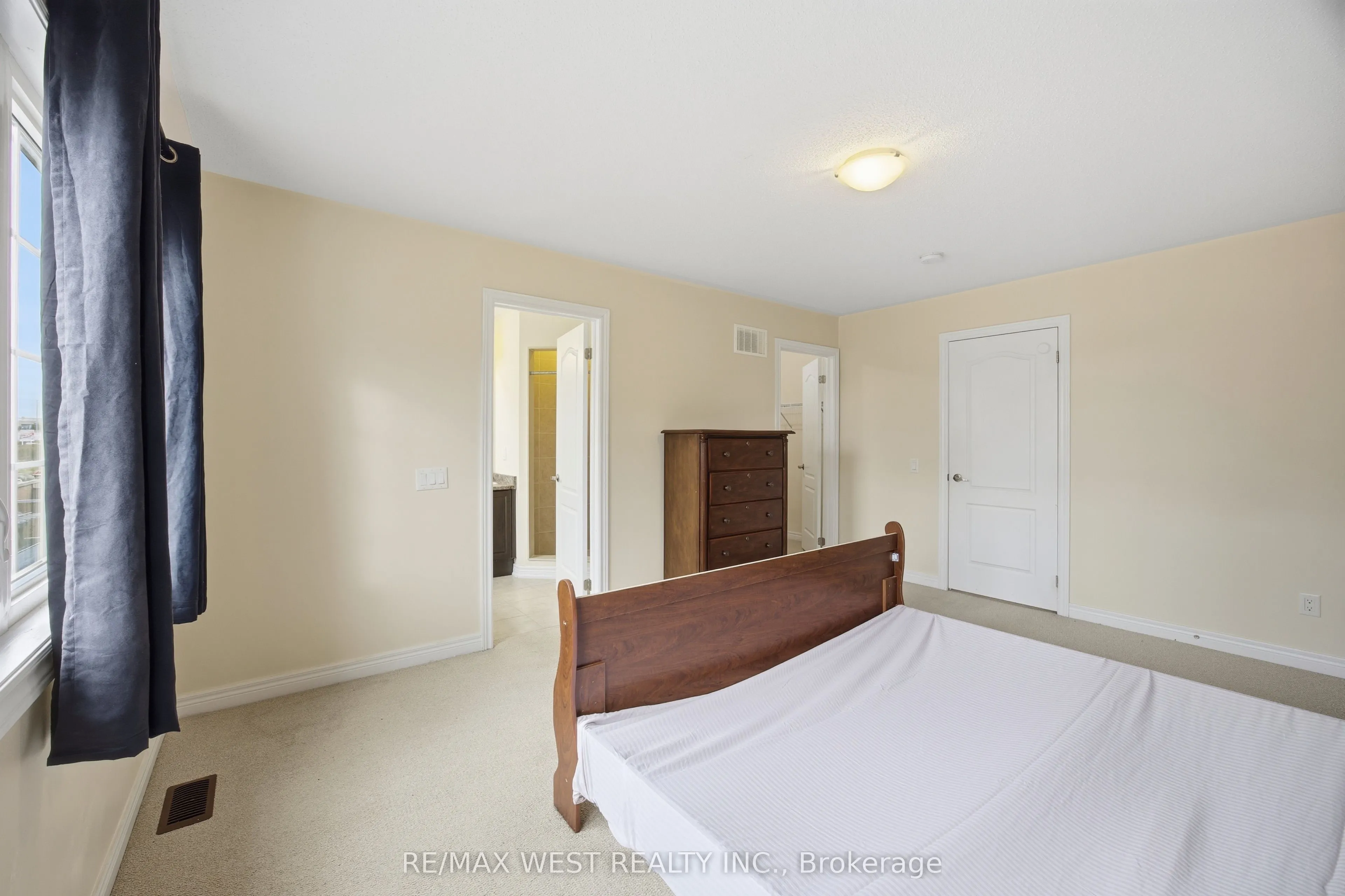 90 SKY HARBOUR Drive