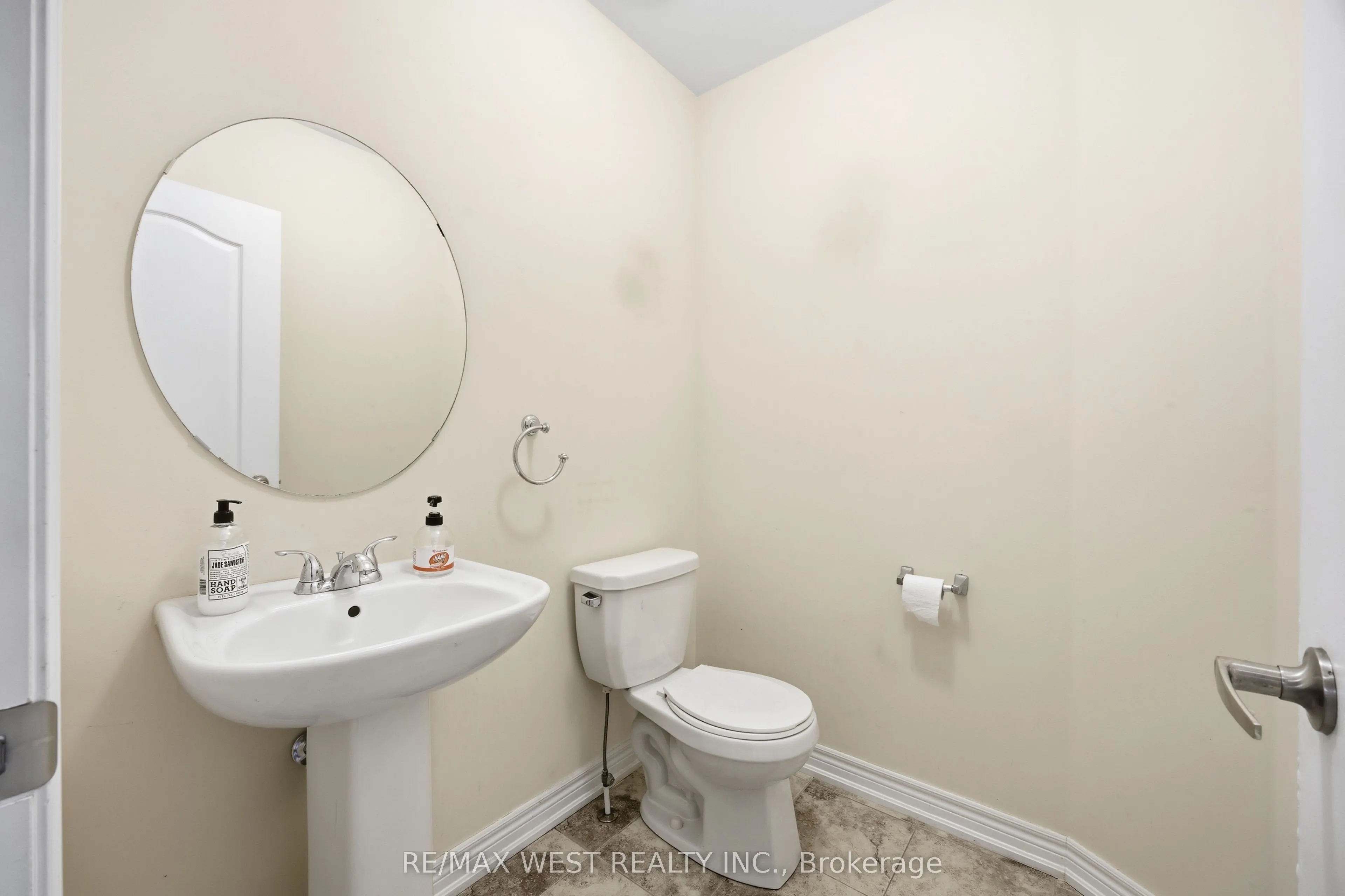 90 SKY HARBOUR Drive