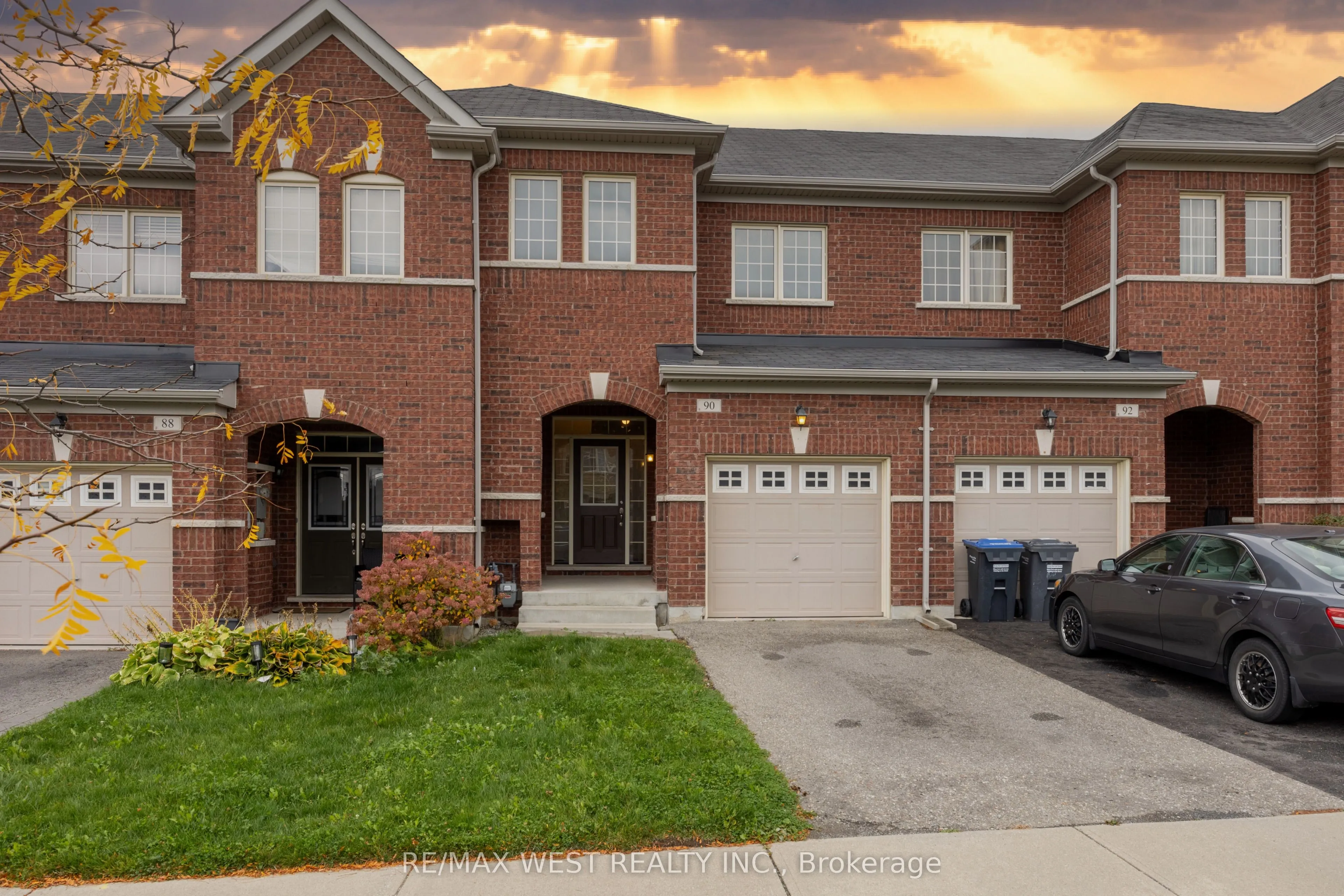 90 SKY HARBOUR Drive