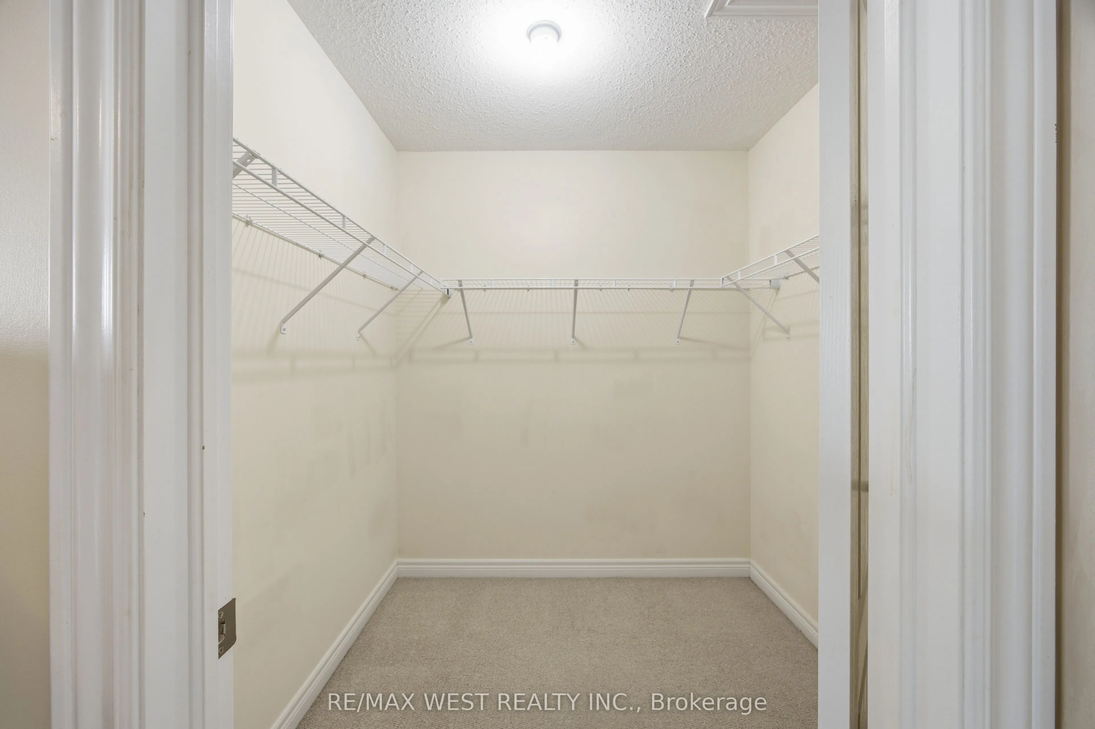 90 SKY HARBOUR Drive