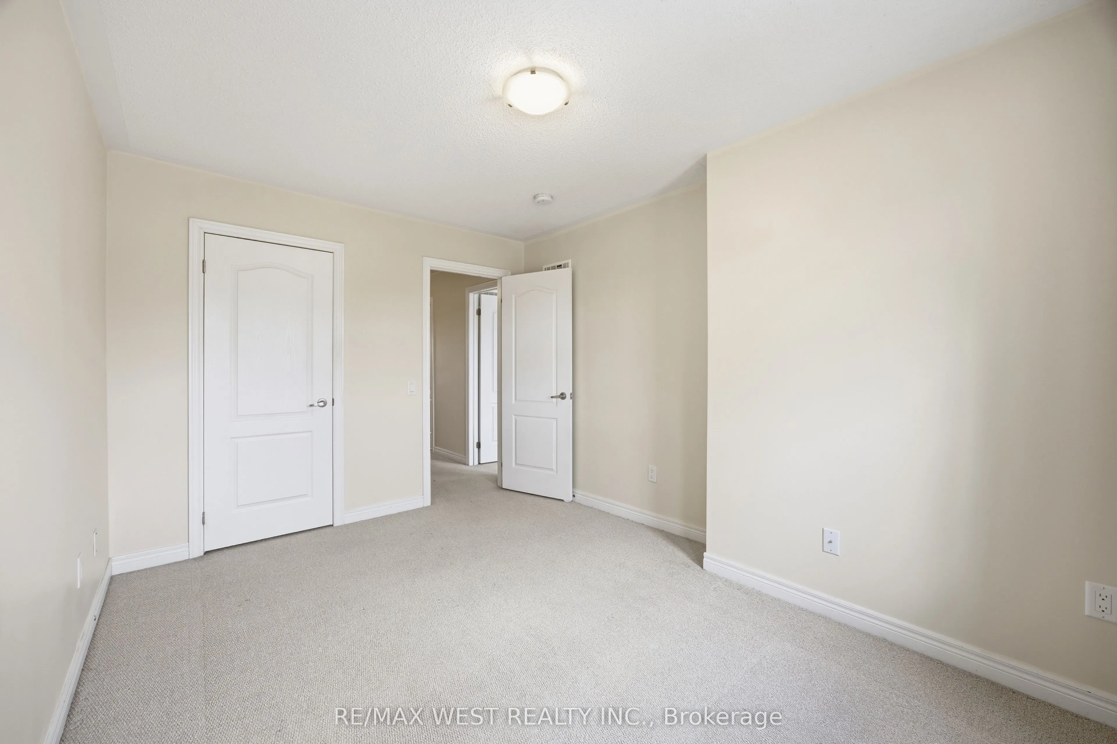 90 SKY HARBOUR Drive