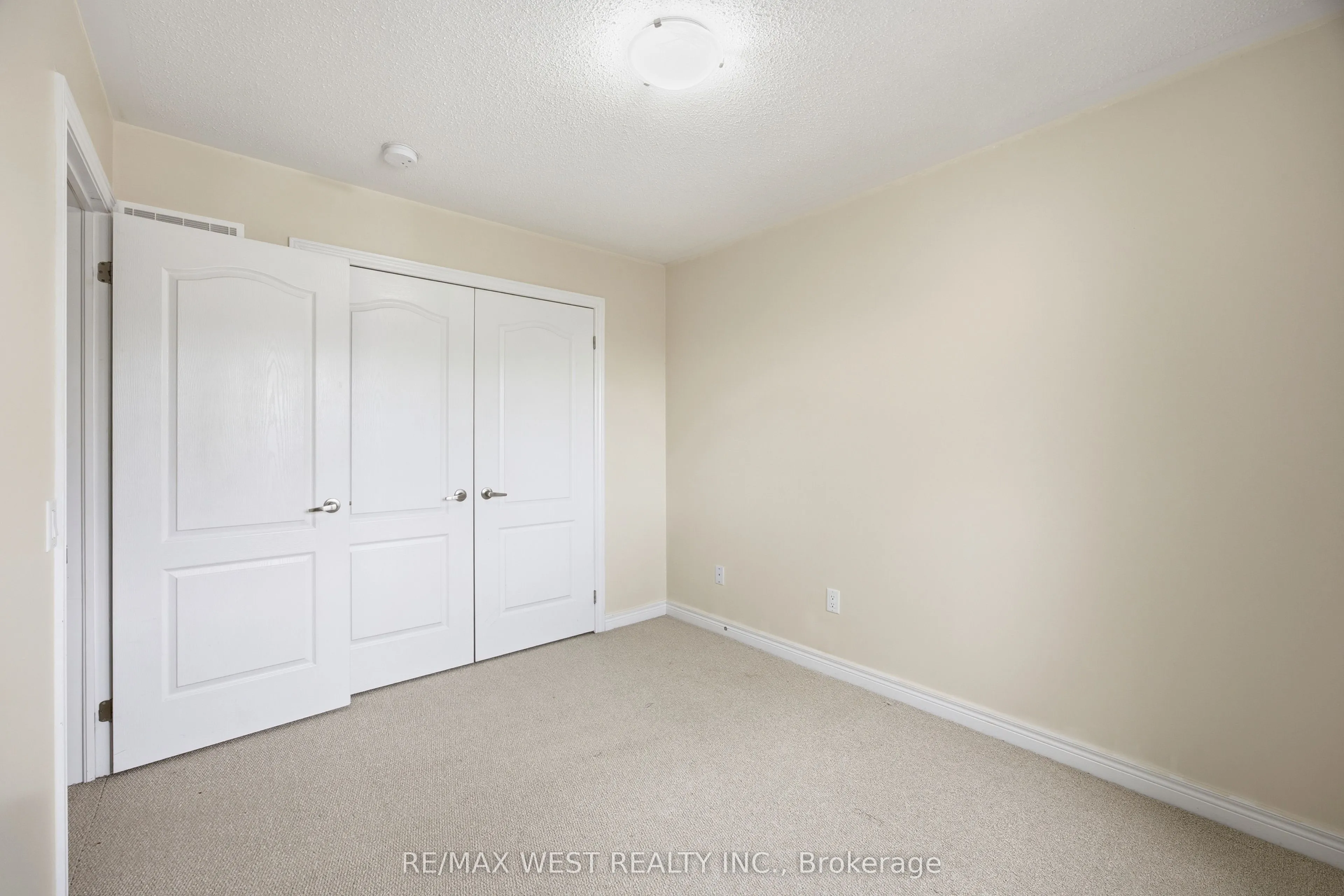 90 SKY HARBOUR Drive