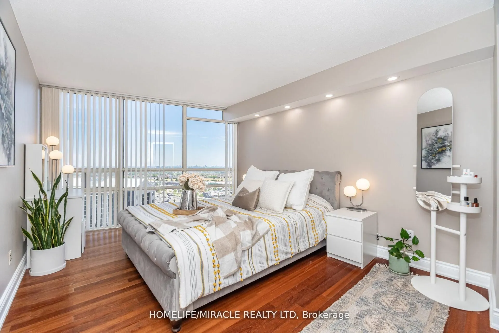 50 Eglinton Ave W, #01