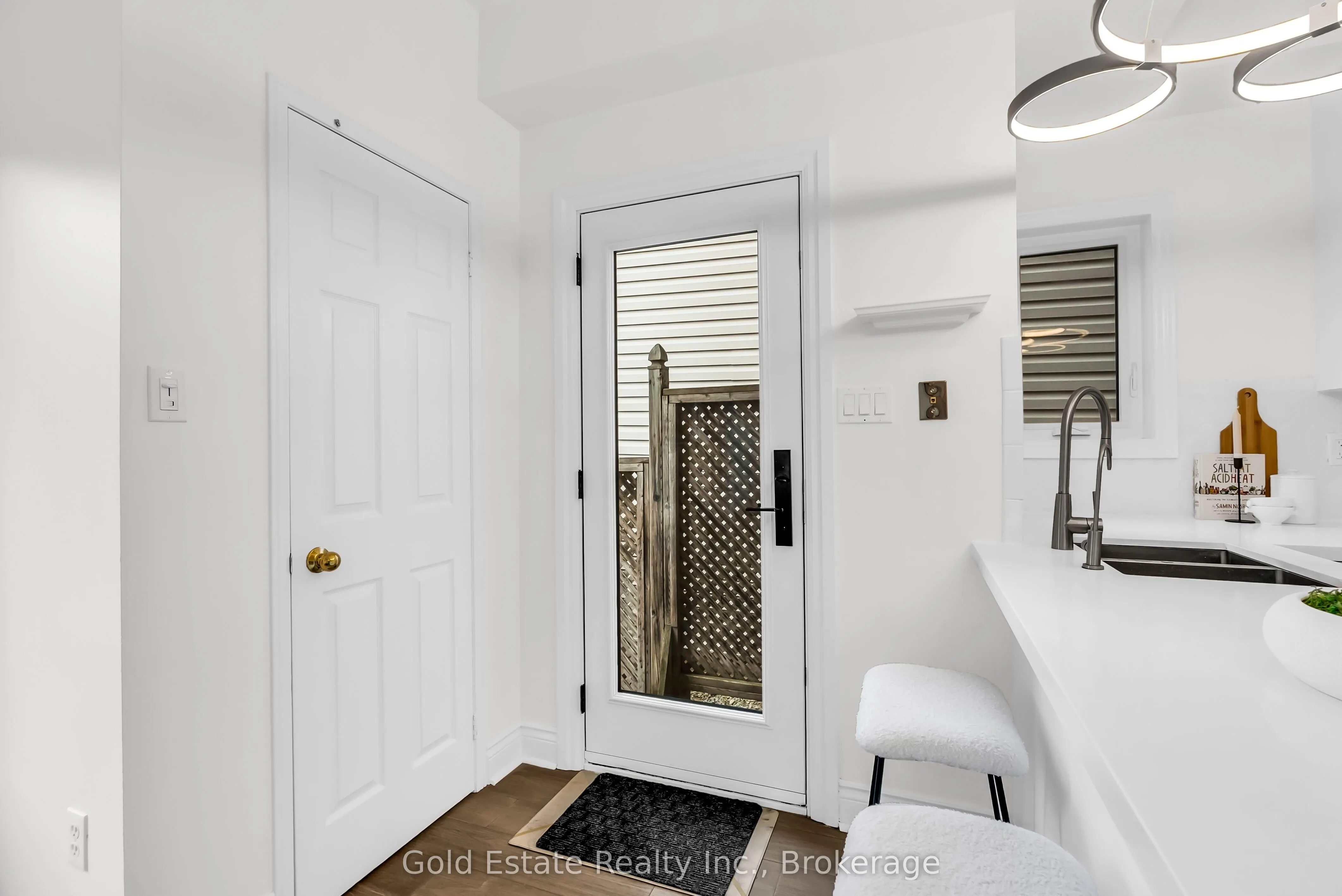 2259 Meadowland Drive N