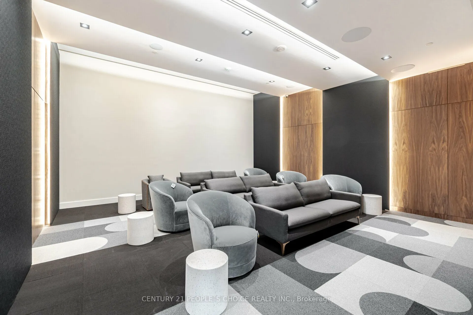 509 Dundas Street W, #711