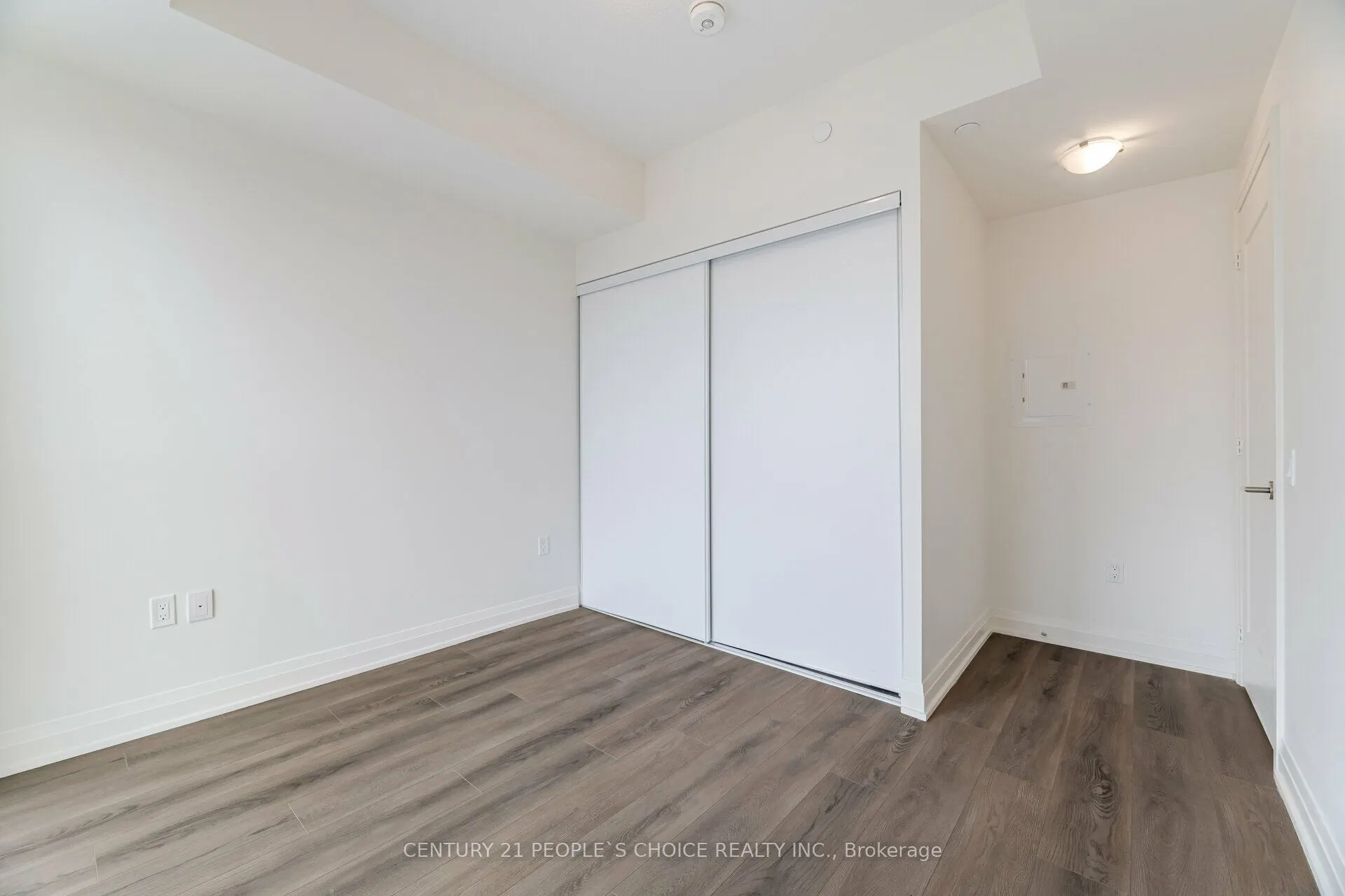 509 Dundas Street W, #711