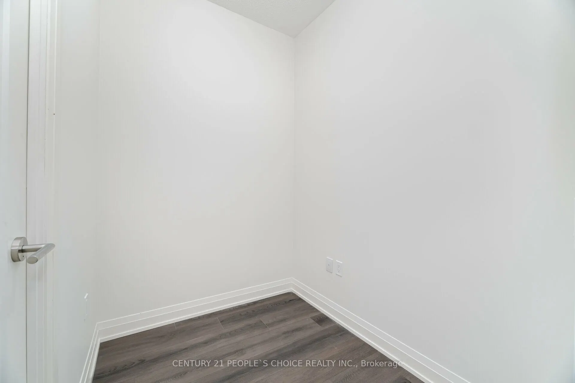 509 Dundas Street W, #711