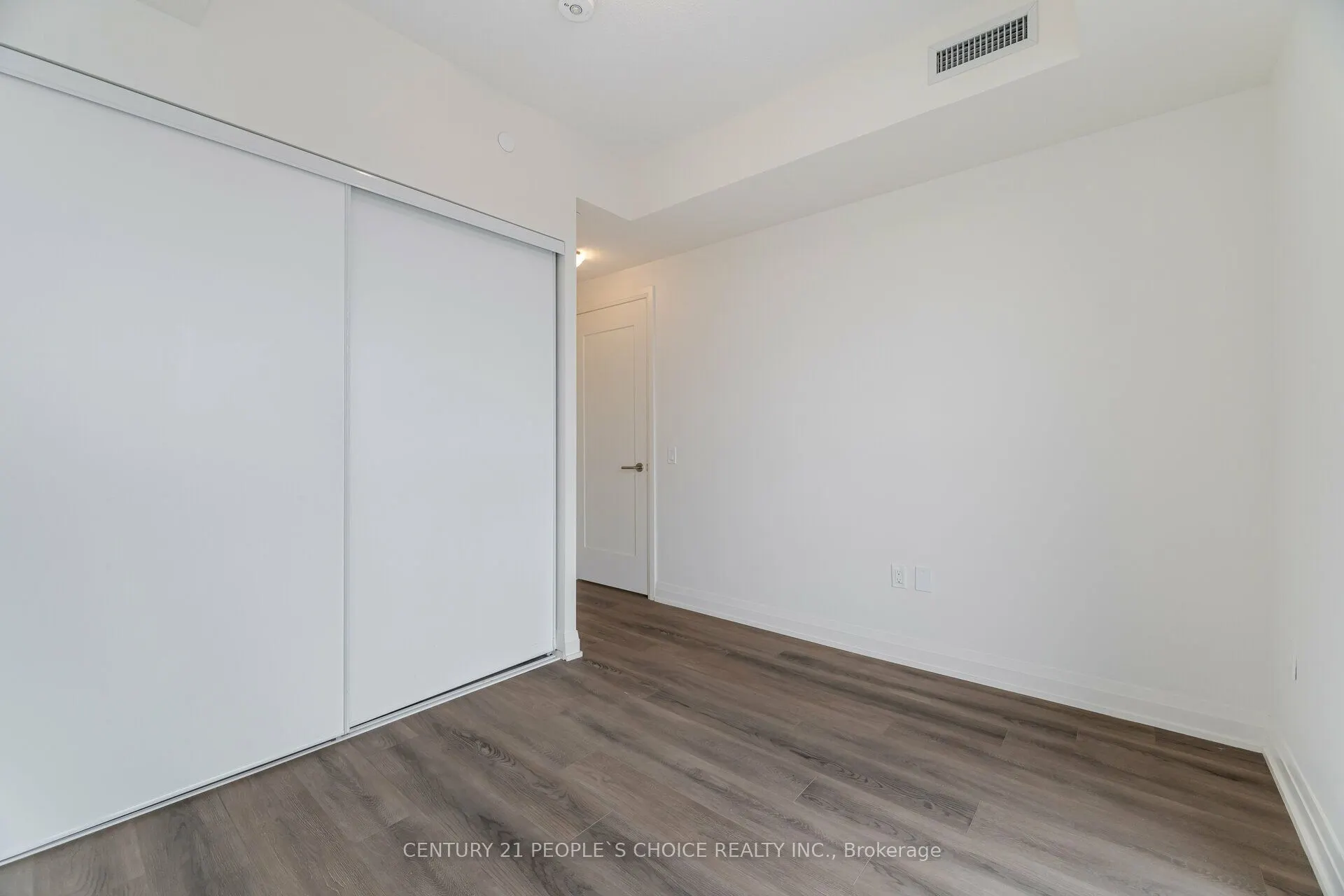 509 Dundas Street W, #711