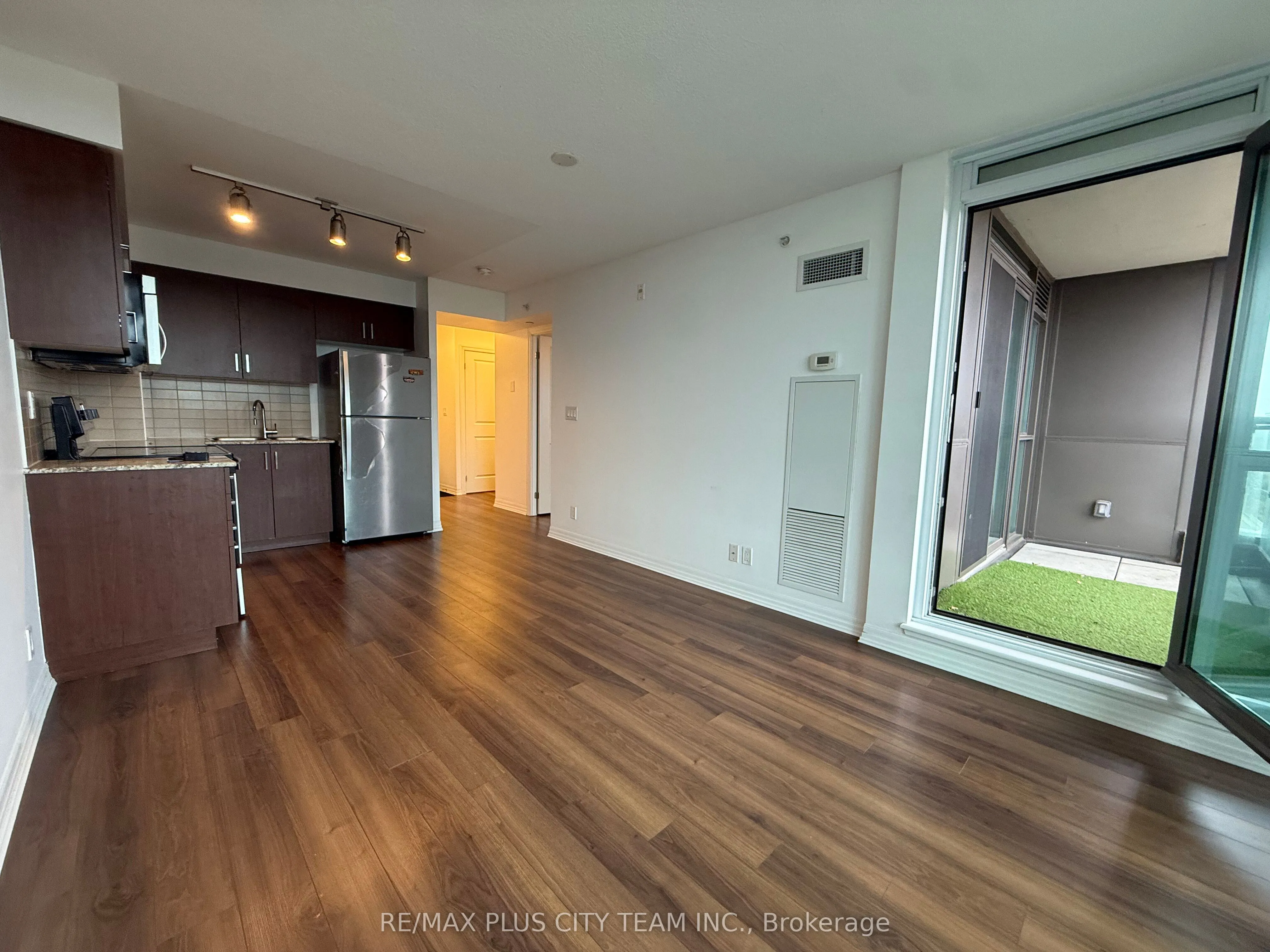 80 Esther Lorrie Drive S, #807