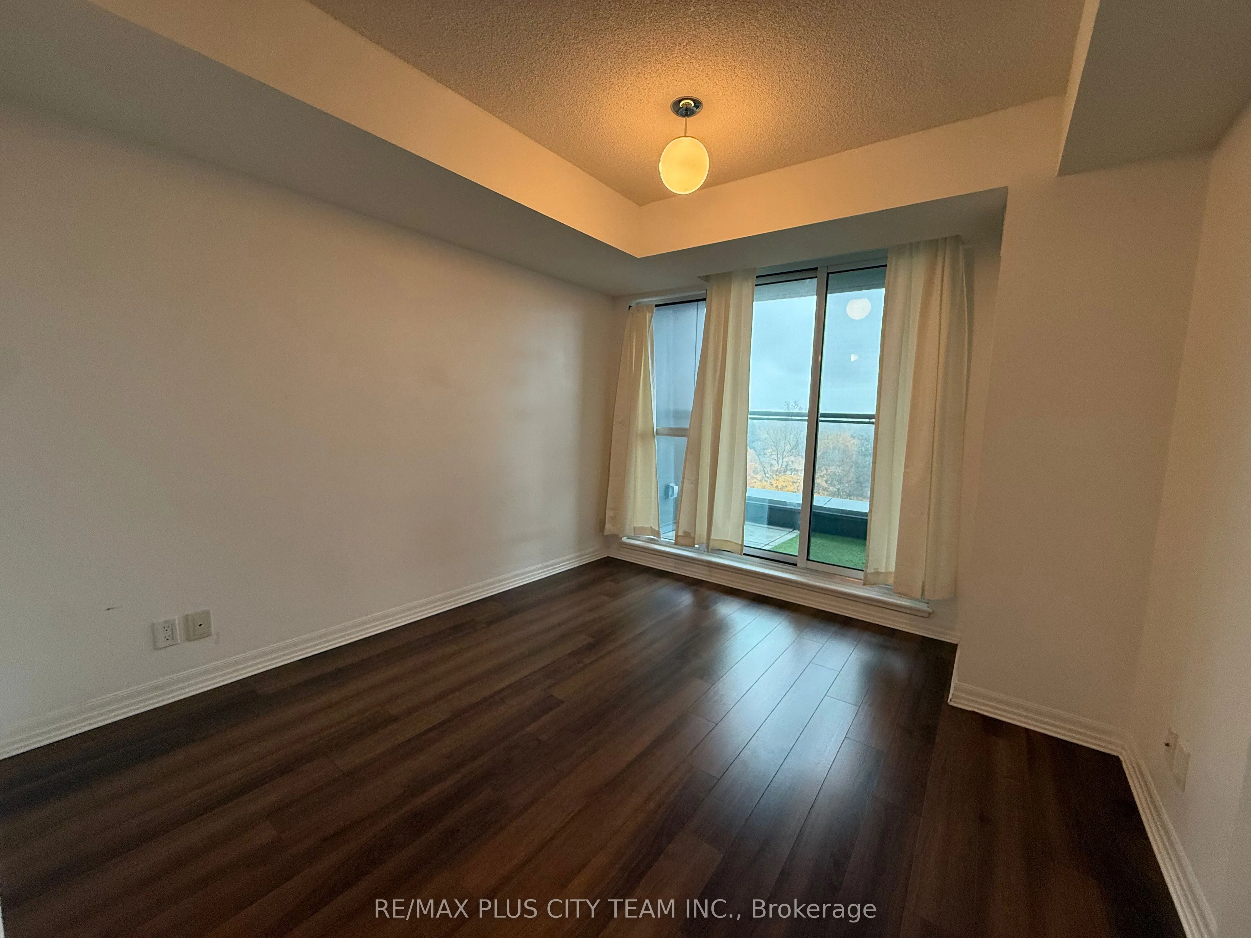 80 Esther Lorrie Drive S, #807