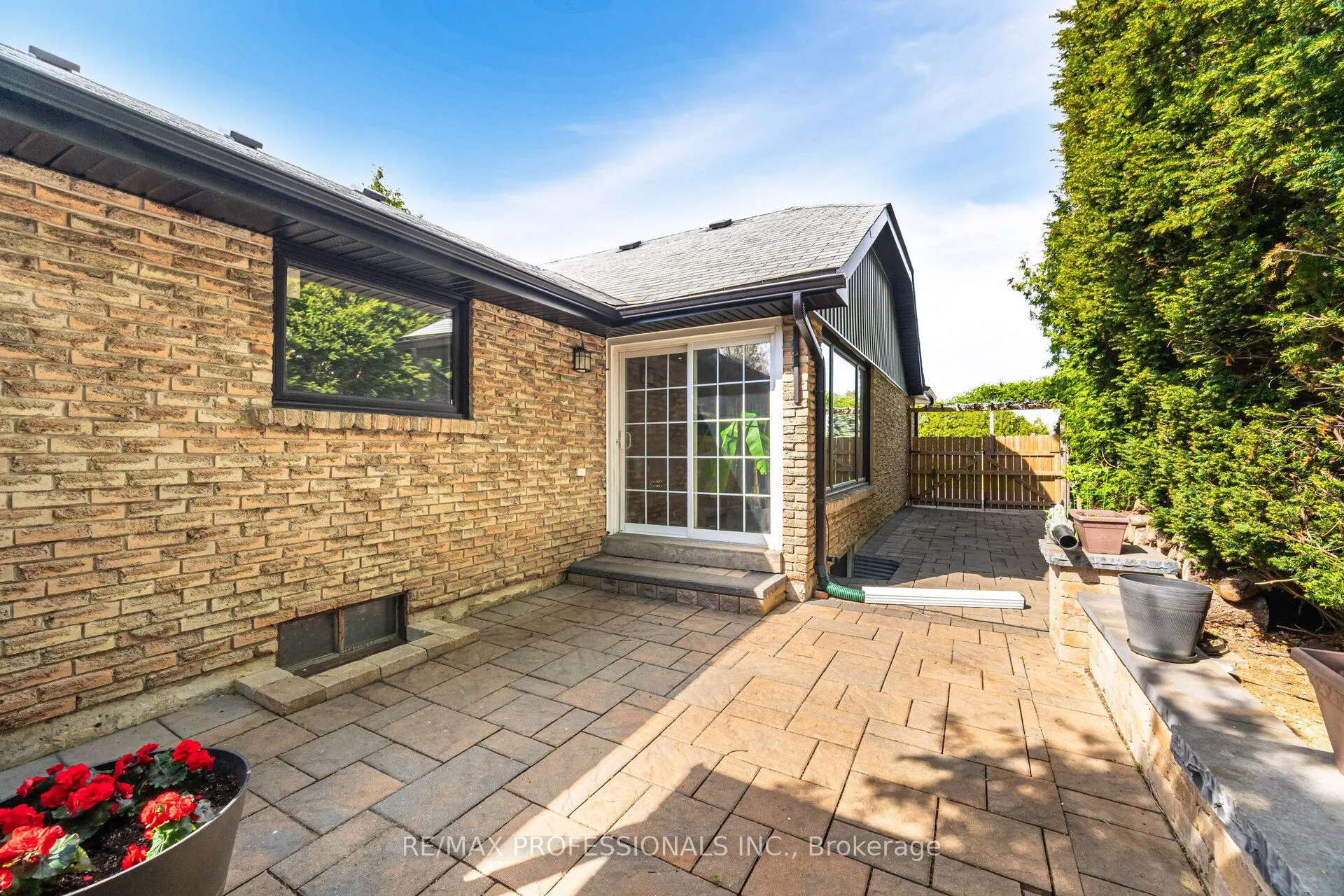 52 Lorraine Crescent