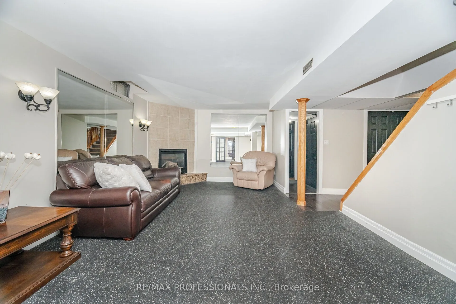 52 Lorraine Crescent