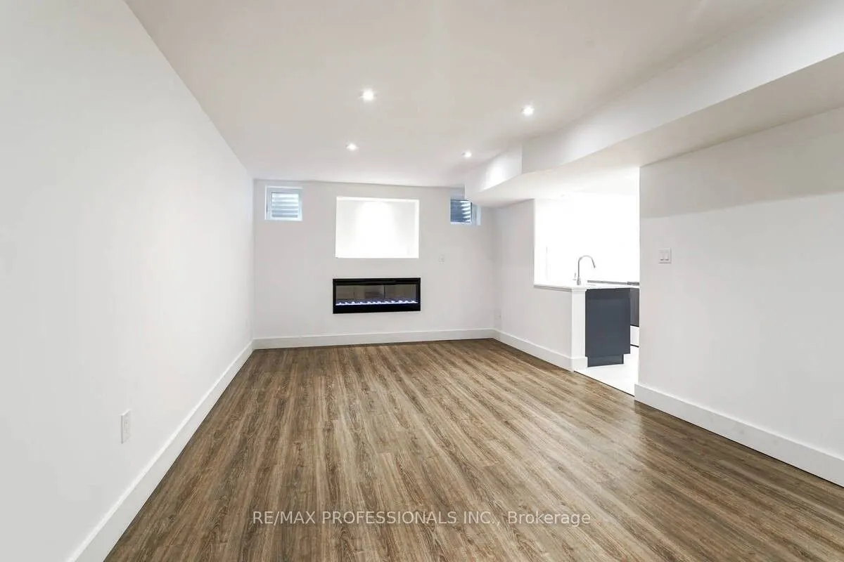 7 Vancho Crescent S, #Lower