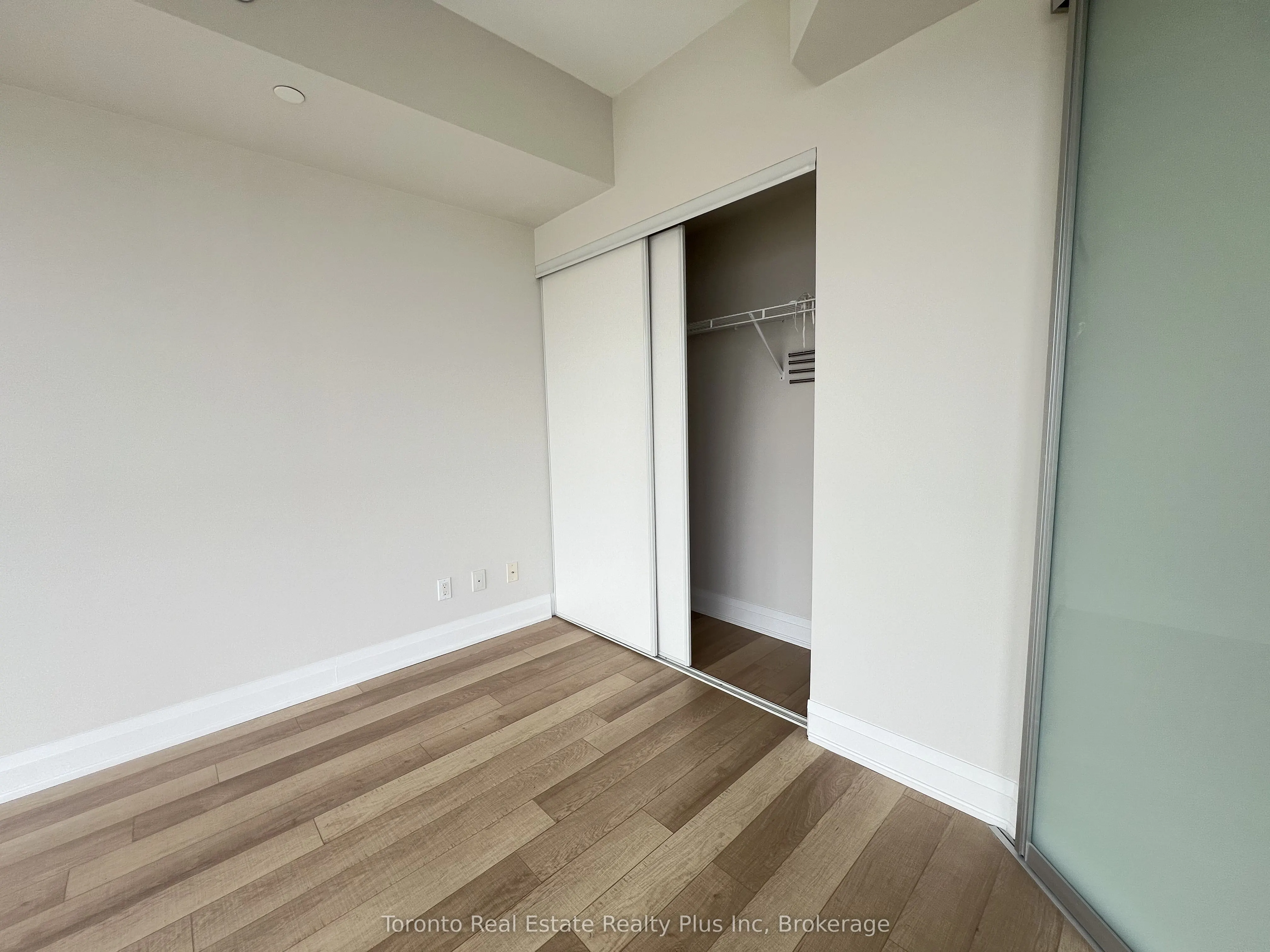 16 Mcadams Avenue, #803