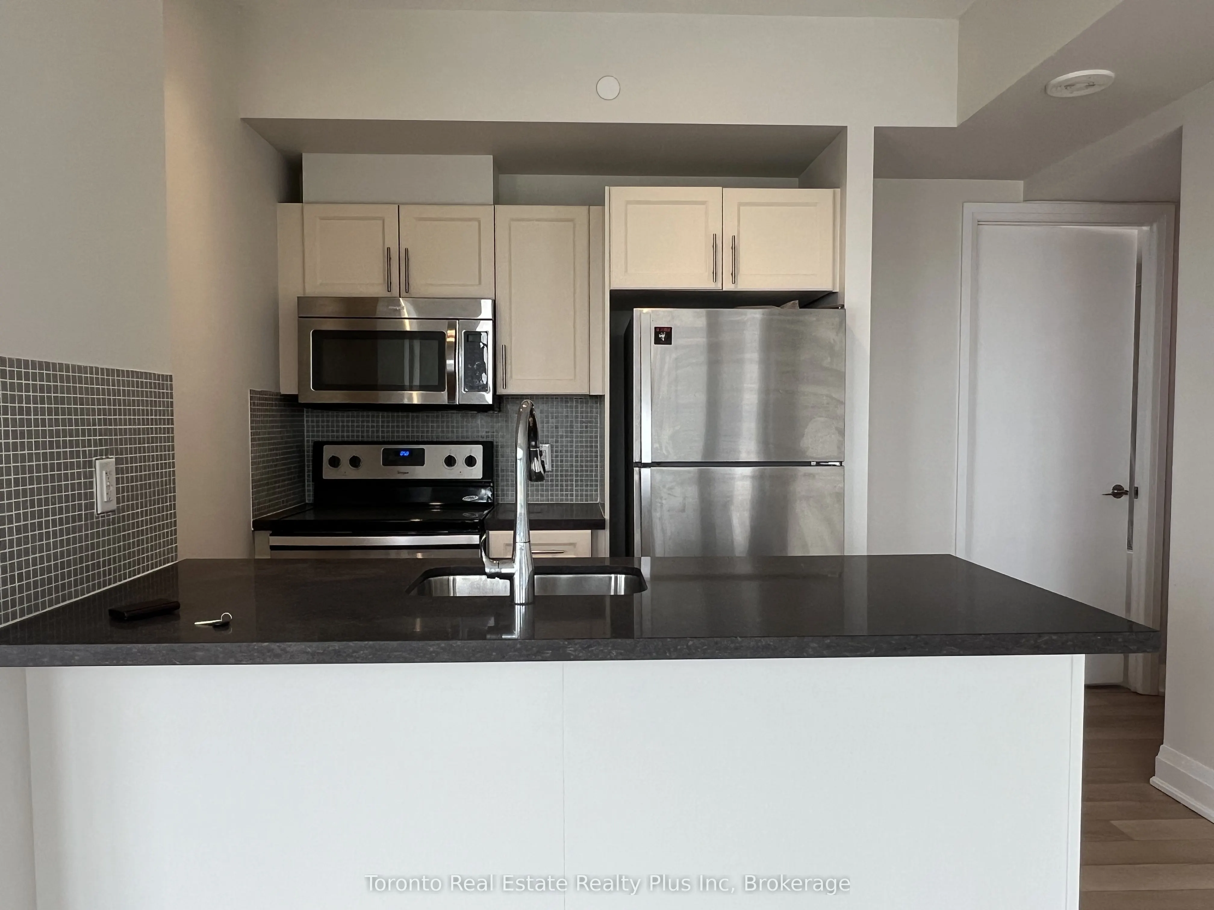 16 Mcadams Avenue, #803