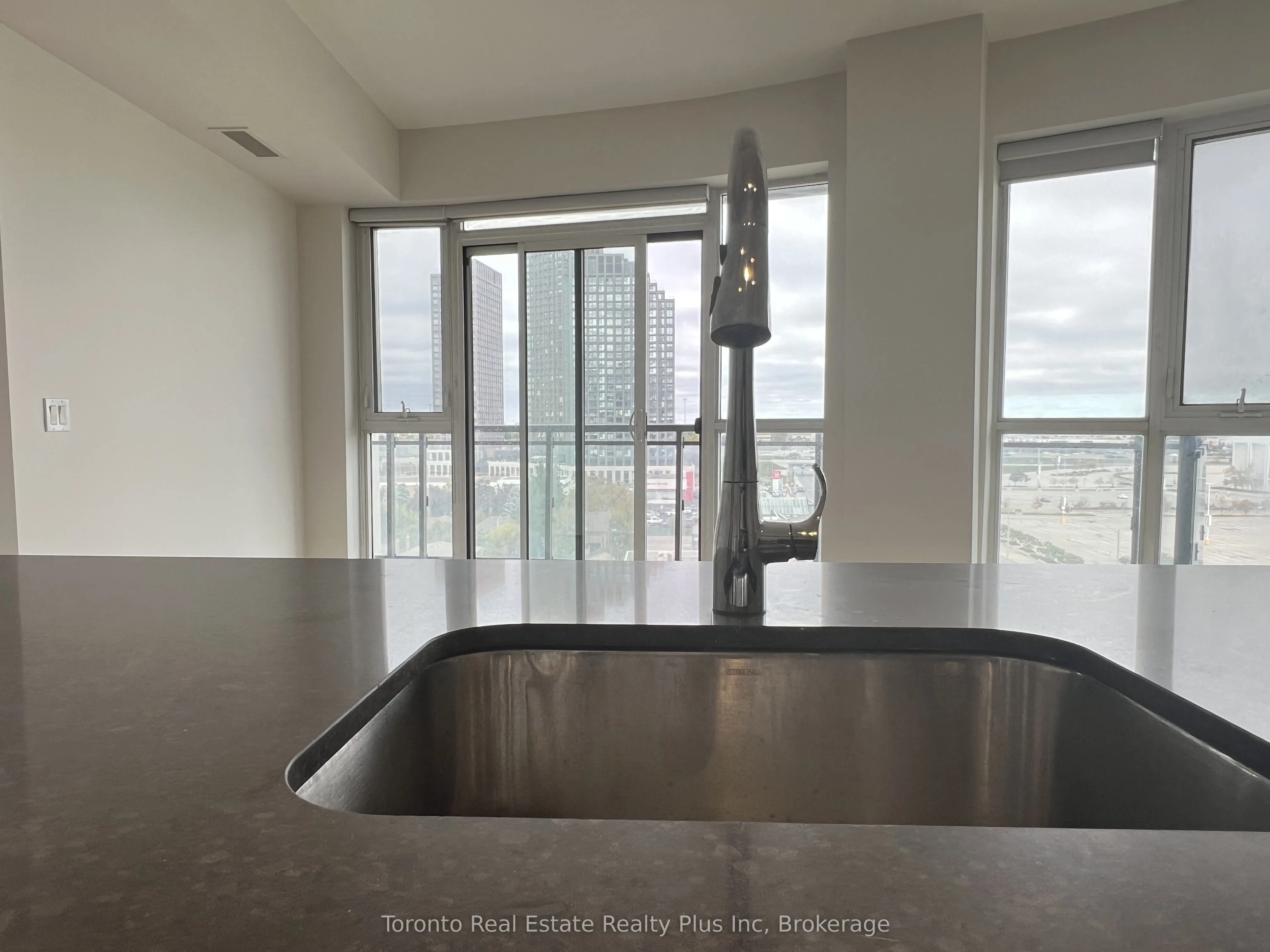 16 Mcadams Avenue, #803