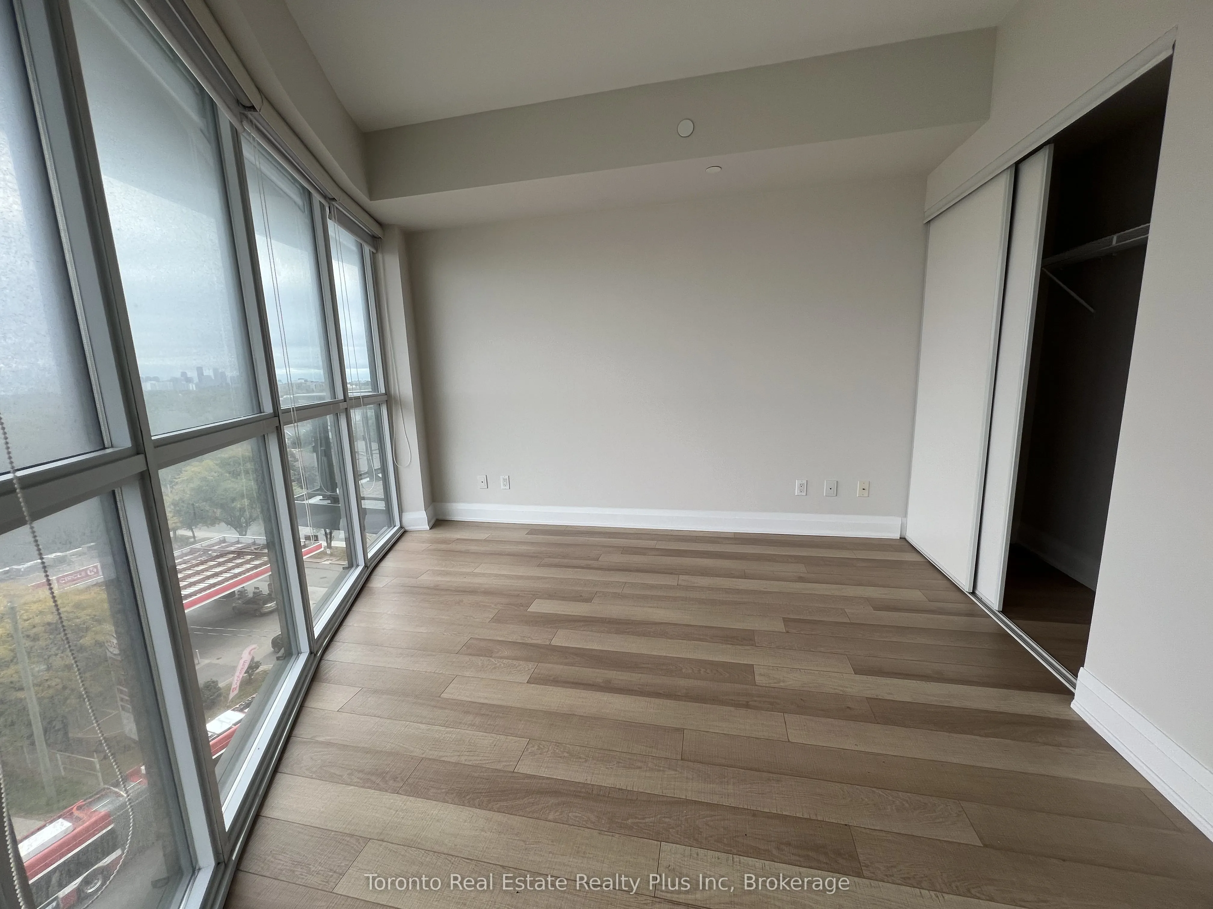 16 Mcadams Avenue, #803