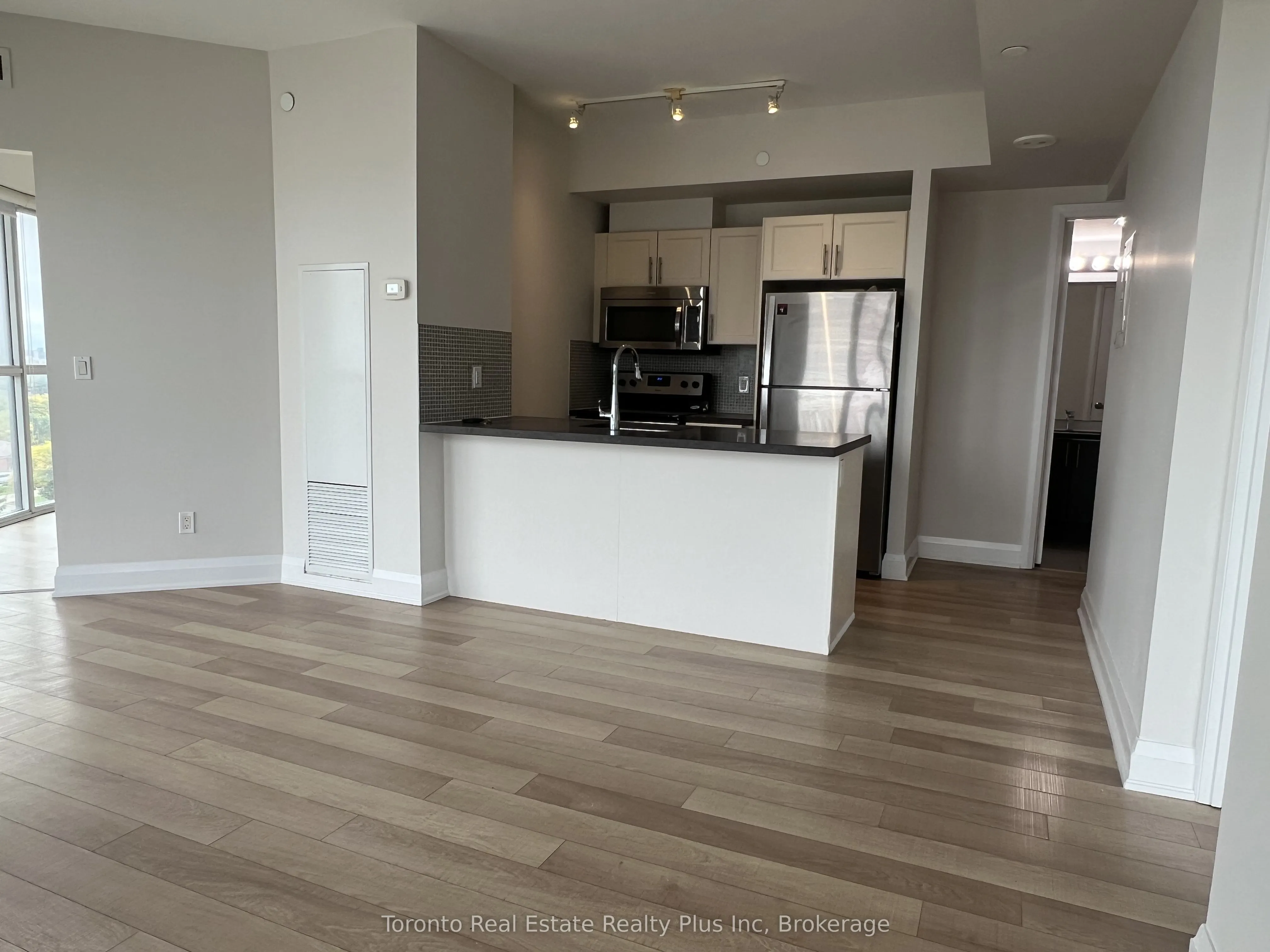 16 Mcadams Avenue, #803