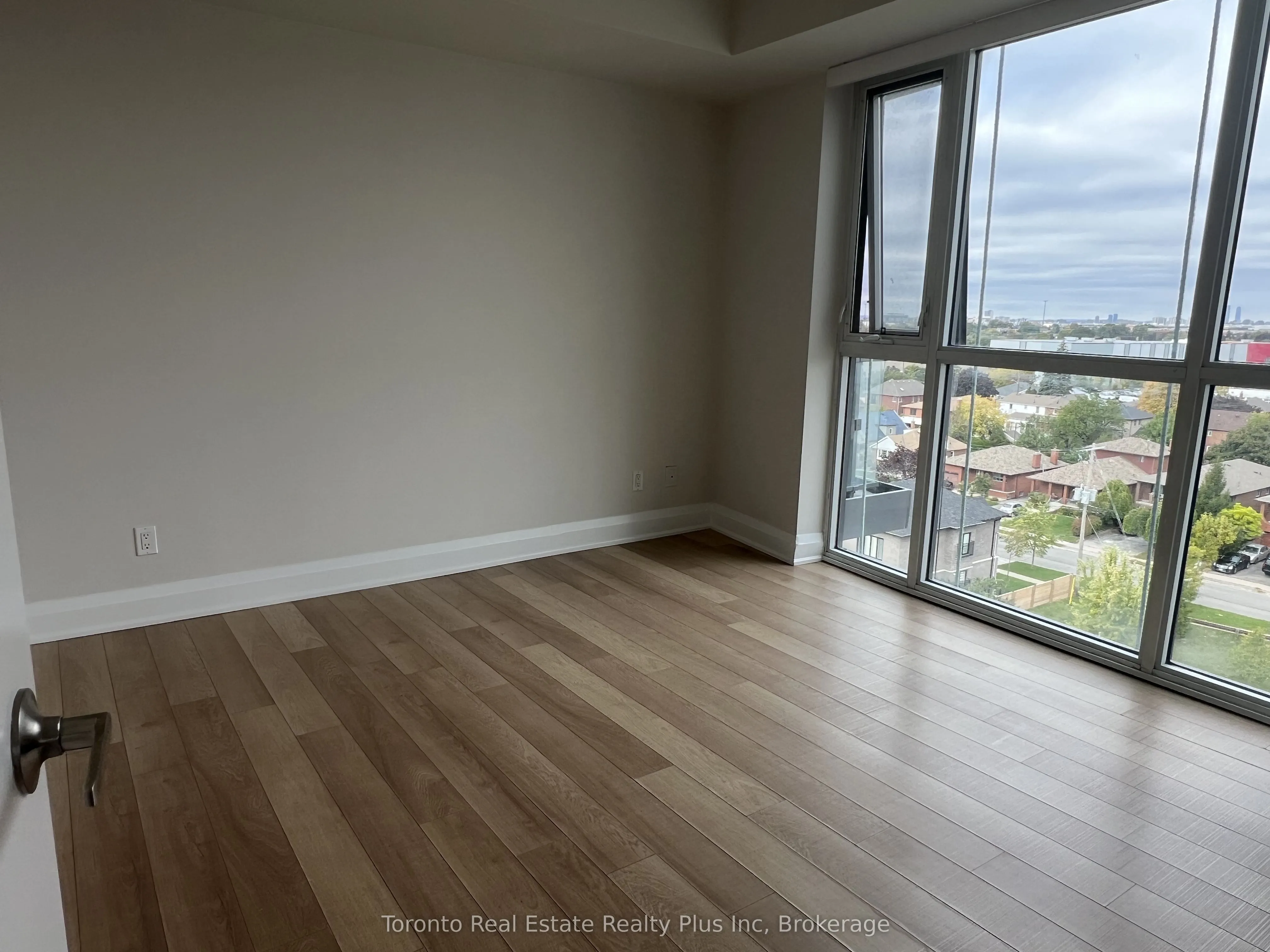 16 Mcadams Avenue, #803