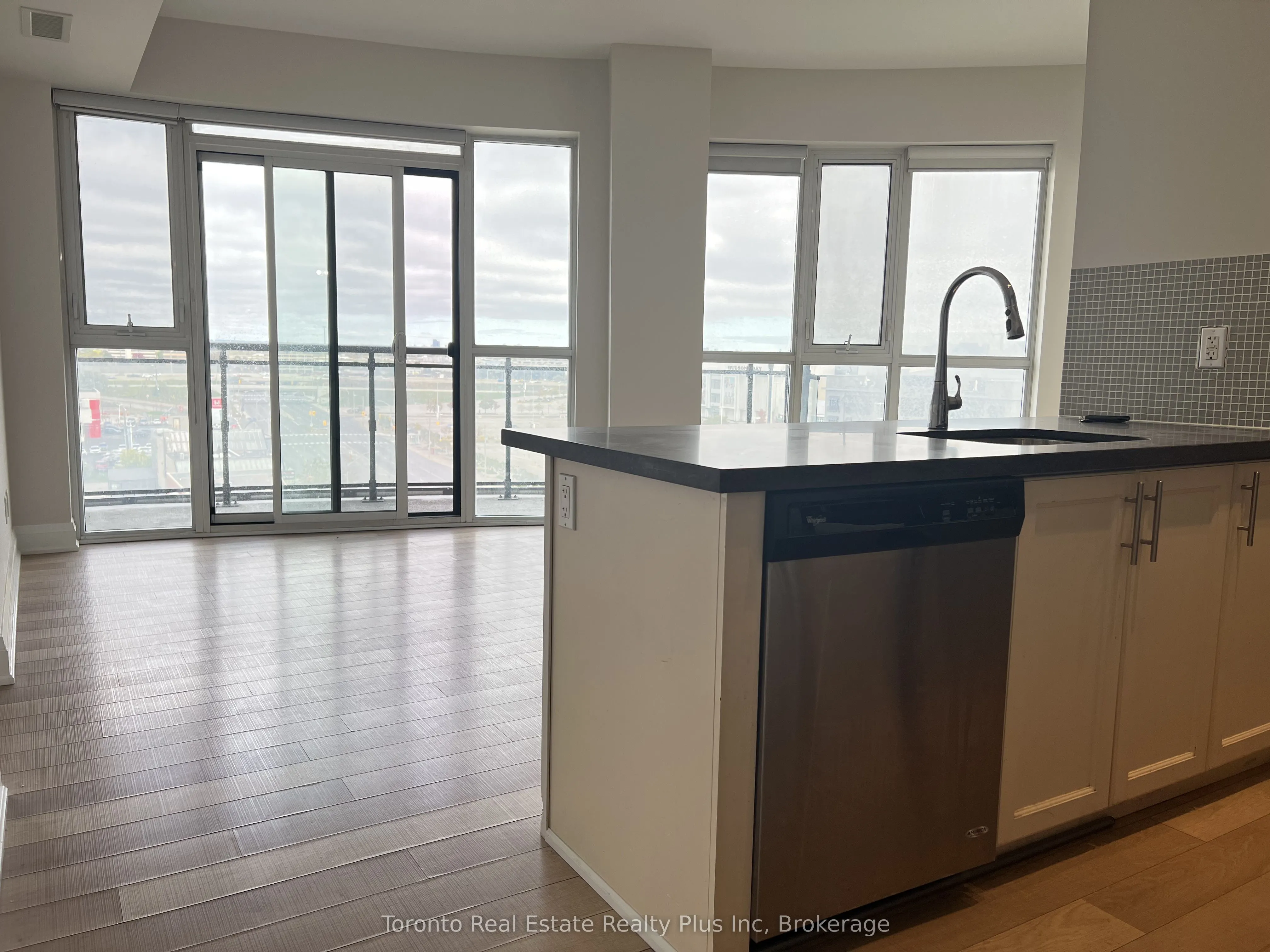 16 Mcadams Avenue, #803