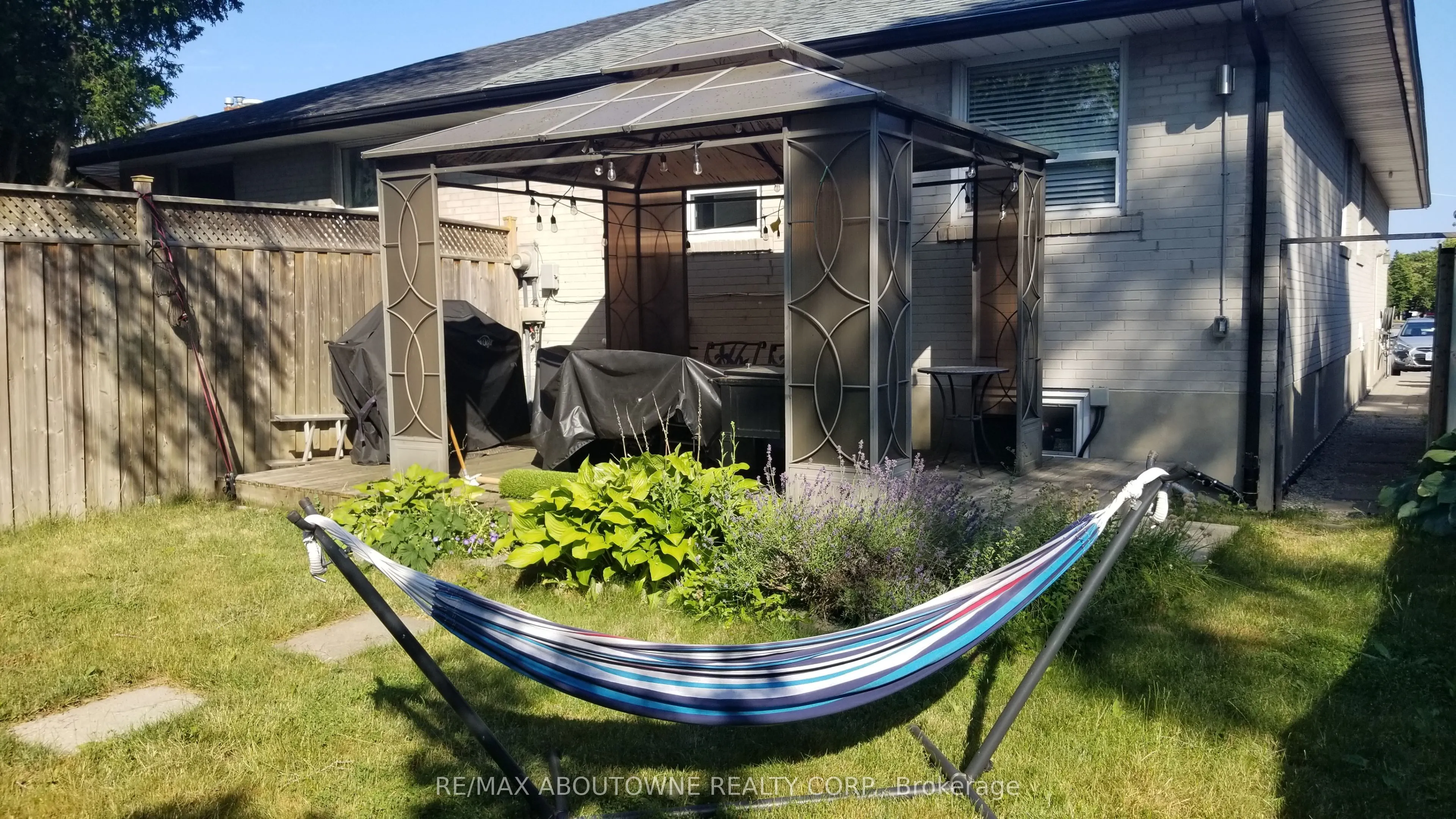 1601 Sandgate Crescent, #Main