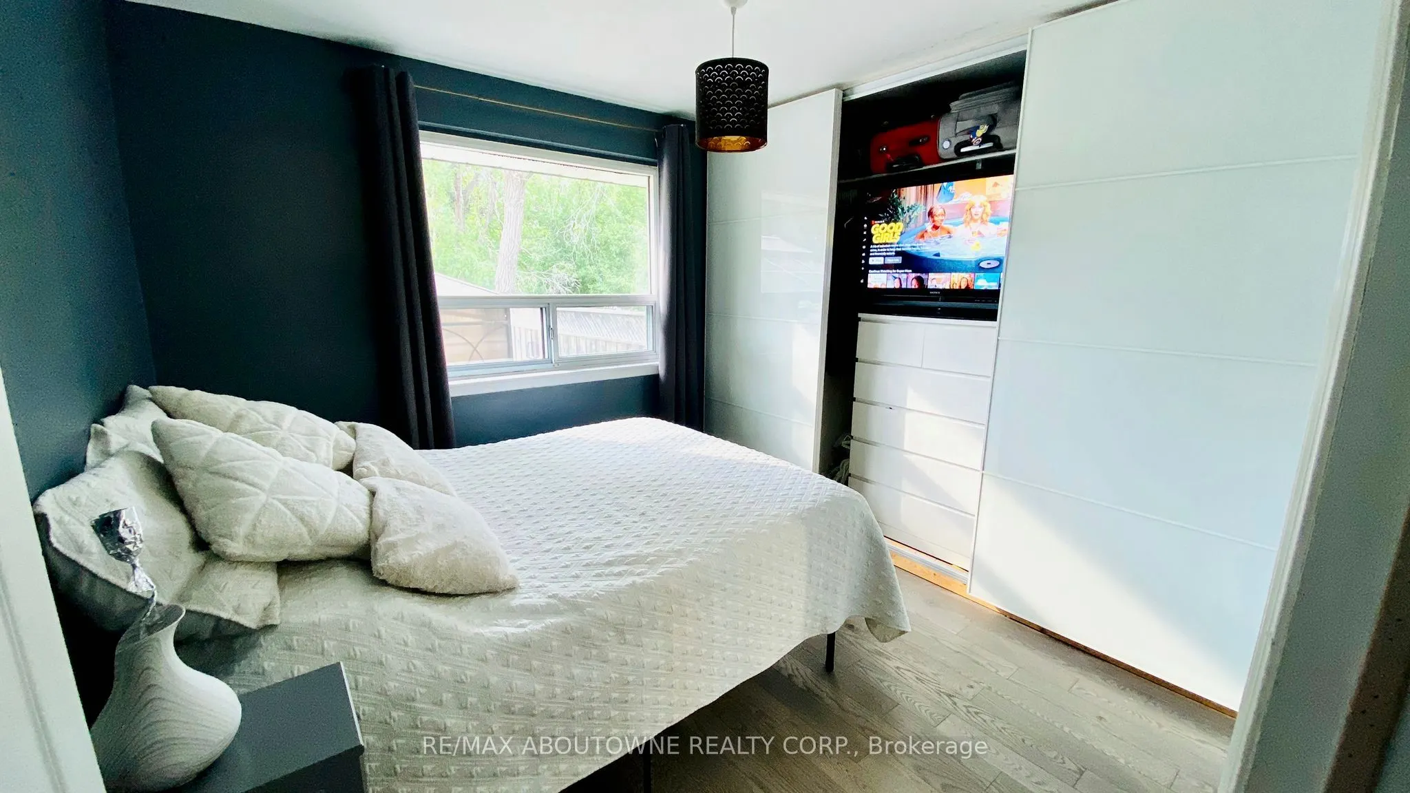 1601 Sandgate Crescent, #Main