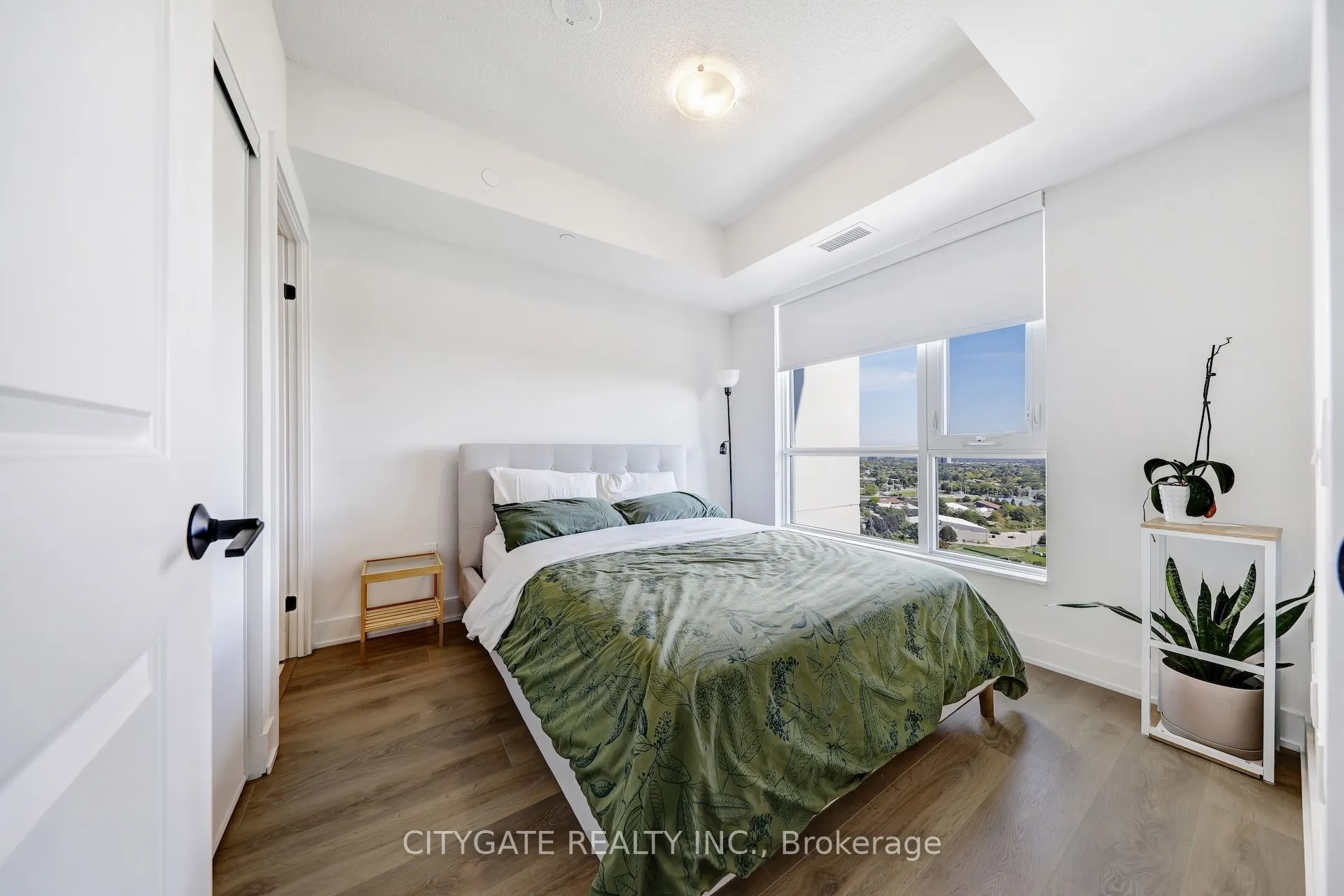 202 Burnhamthorpe Road E, #1610