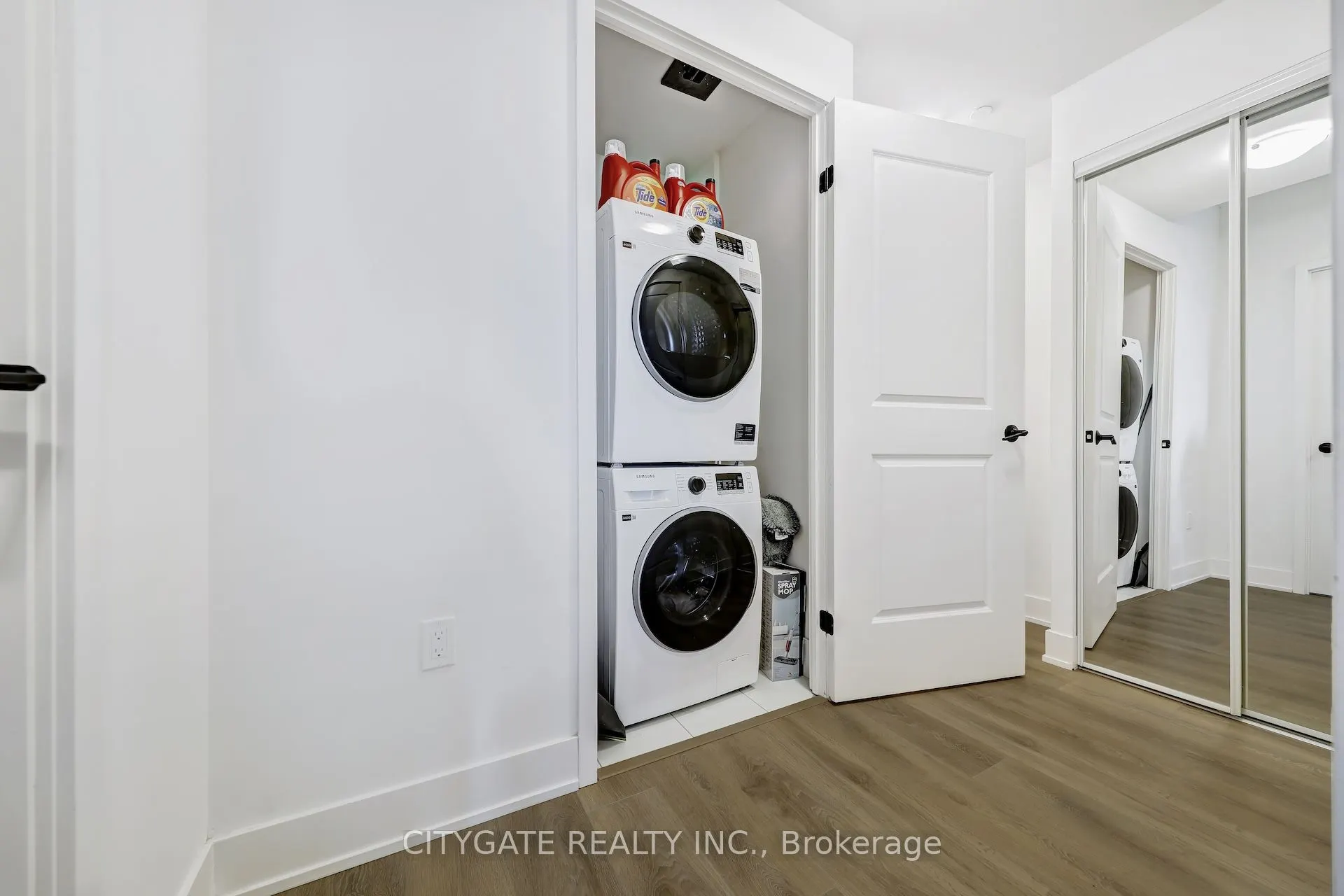 202 Burnhamthorpe Road E, #1610