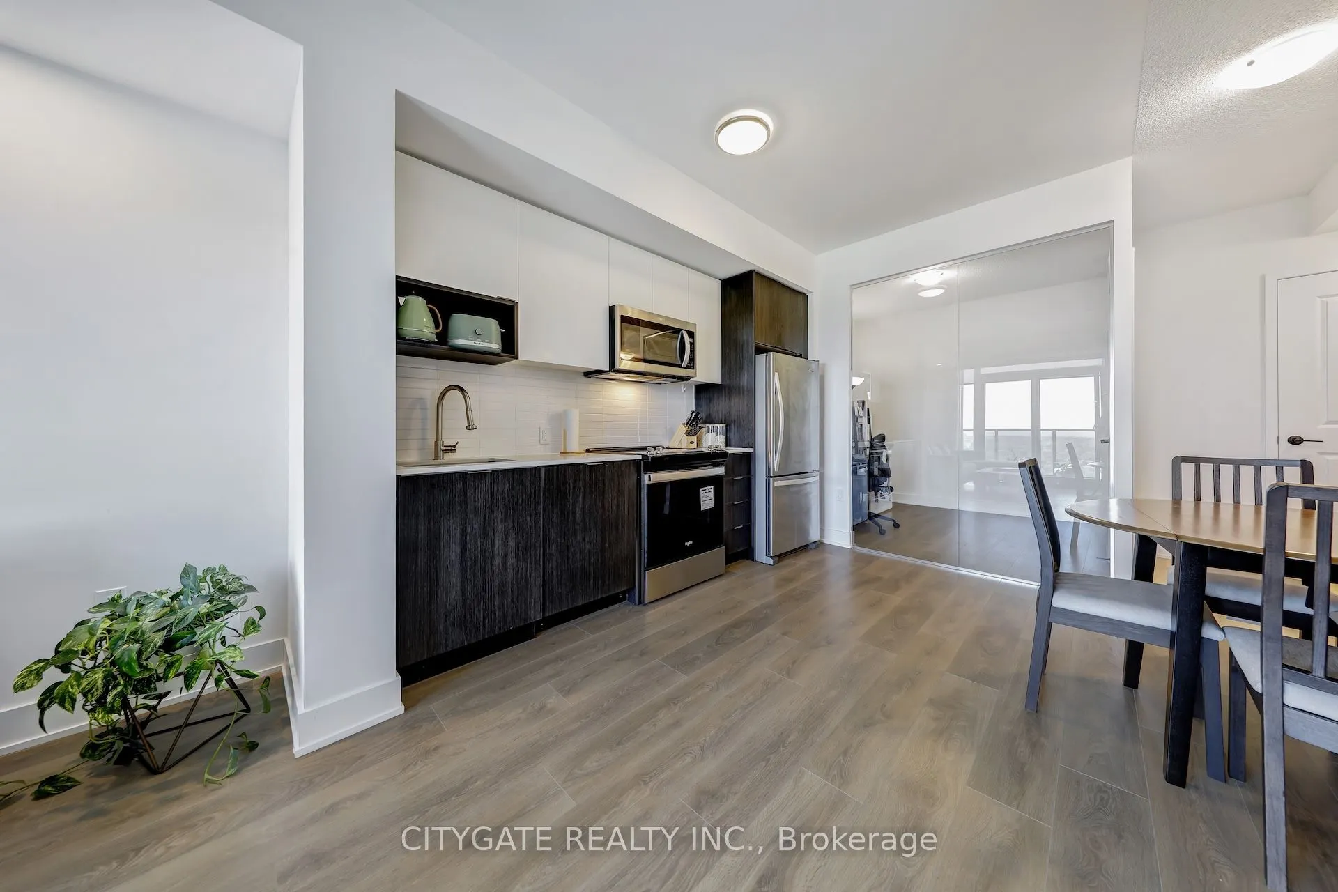 202 Burnhamthorpe Road E, #1610