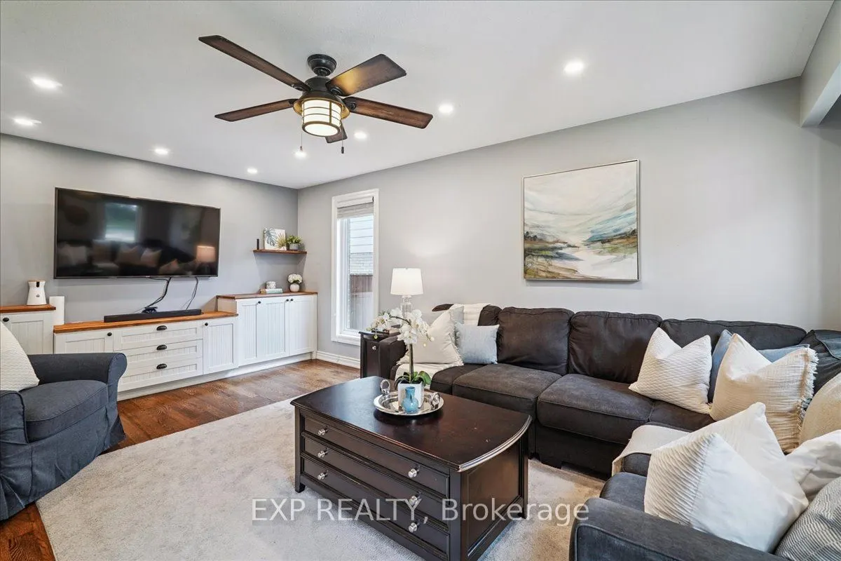 1923 Steepbank Crescent