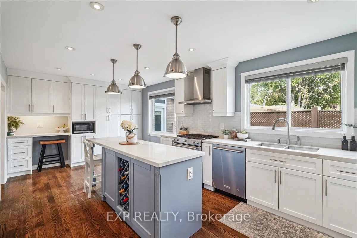 1923 Steepbank Crescent