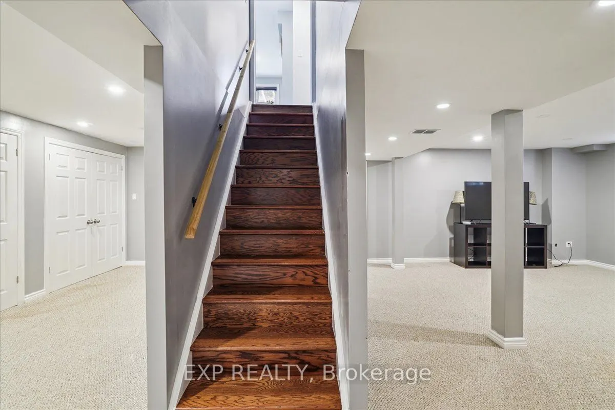 1923 Steepbank Crescent