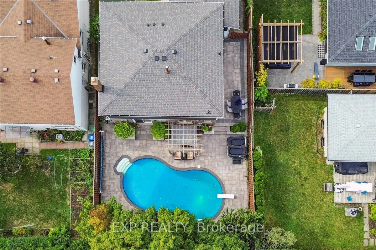 1923 Steepbank Crescent