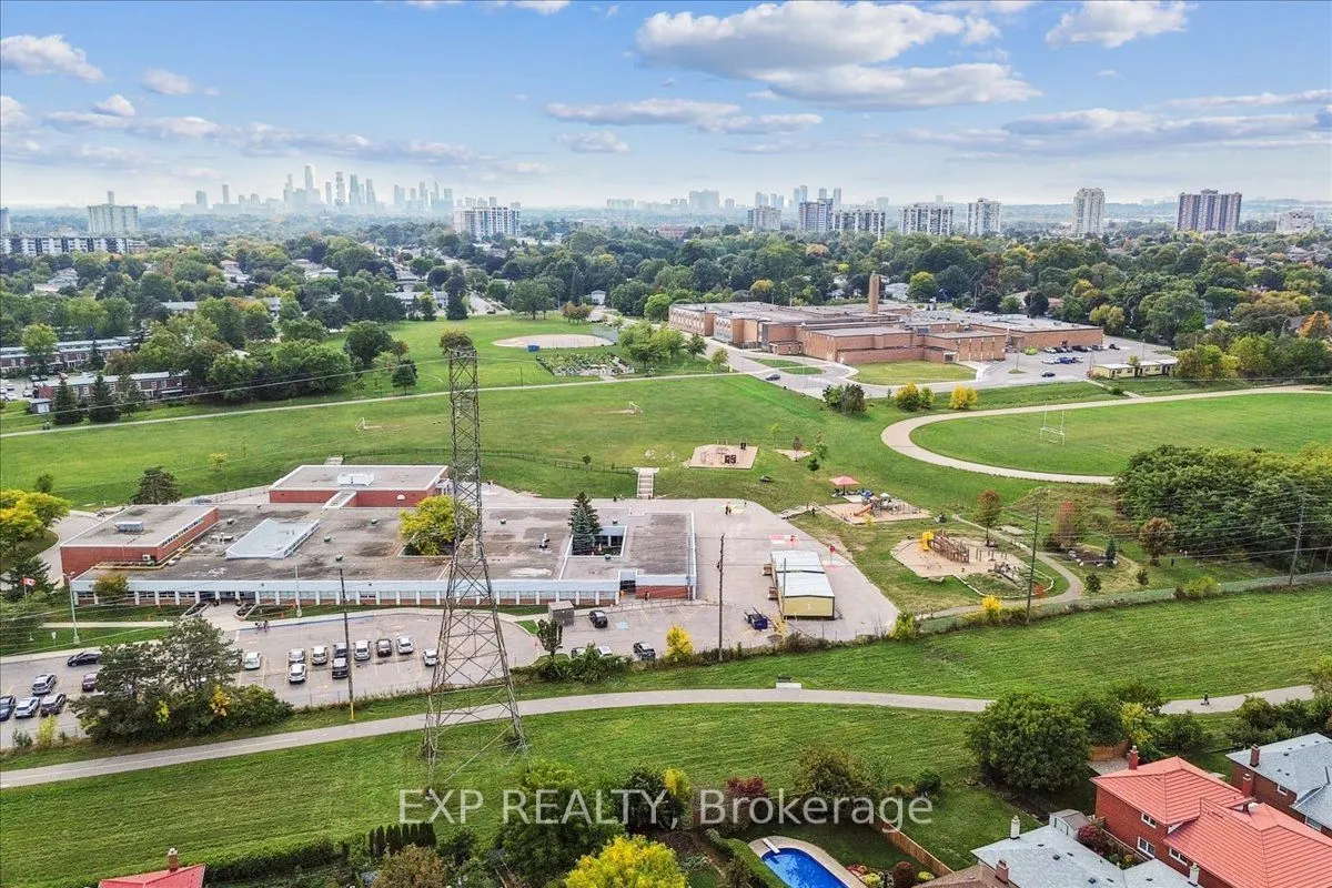 1923 Steepbank Crescent