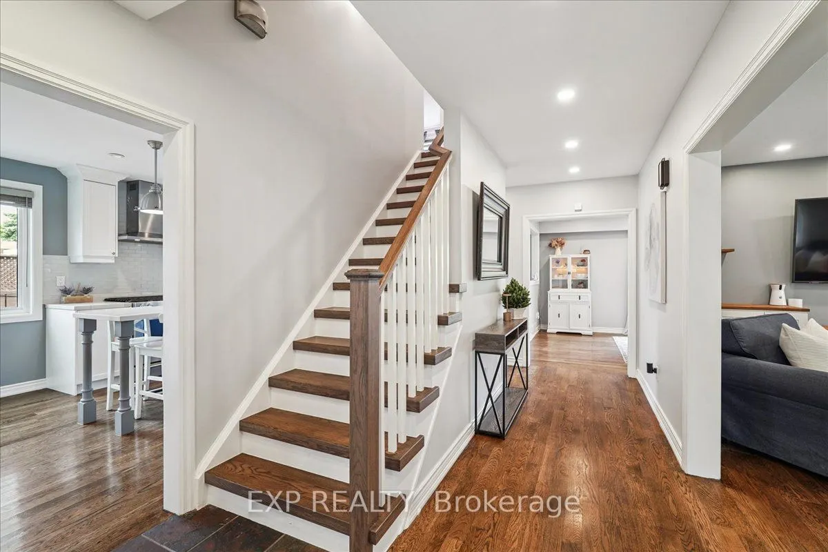 1923 Steepbank Crescent