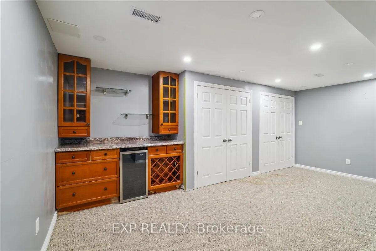 1923 Steepbank Crescent