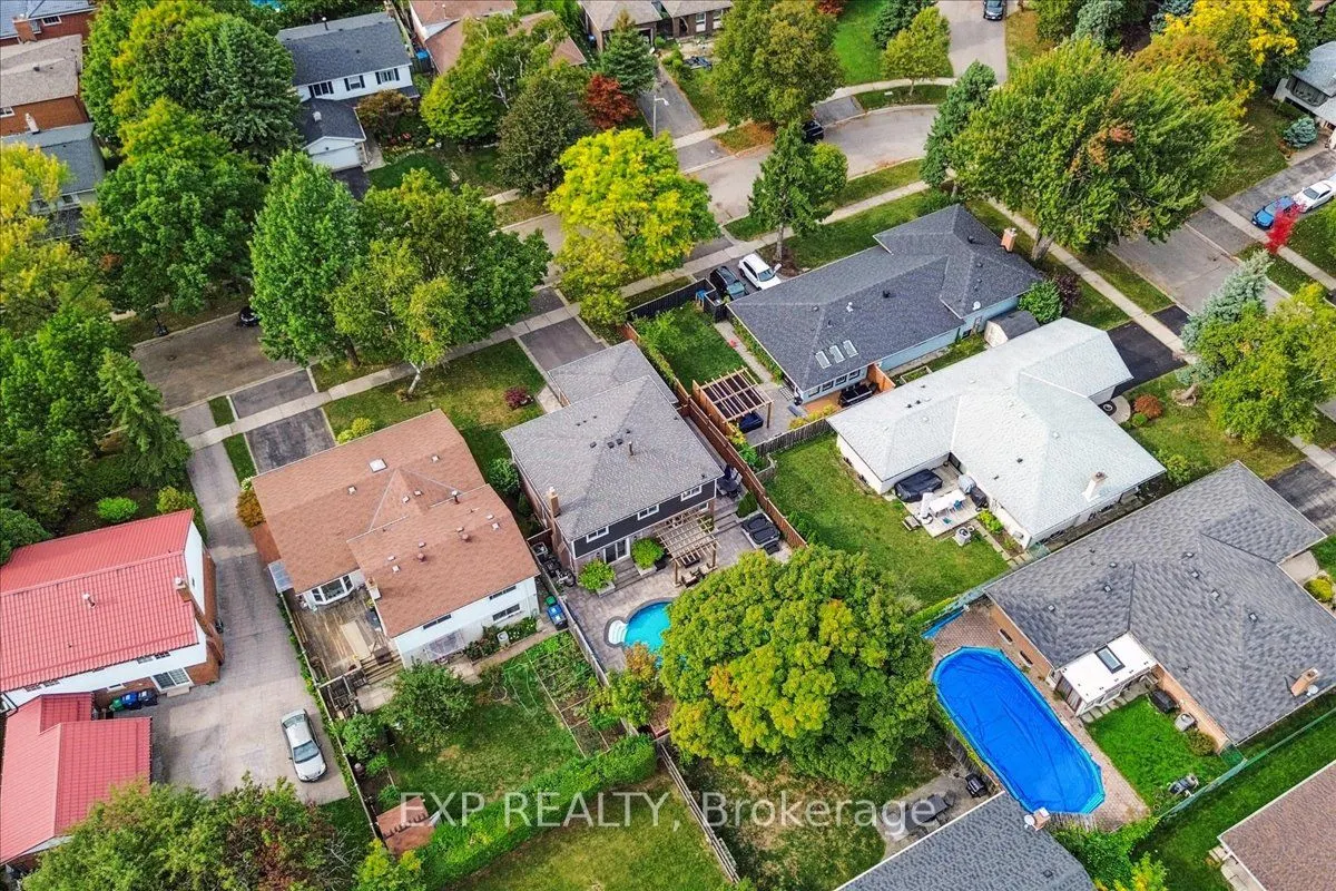 1923 Steepbank Crescent