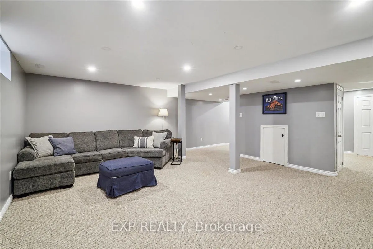 1923 Steepbank Crescent