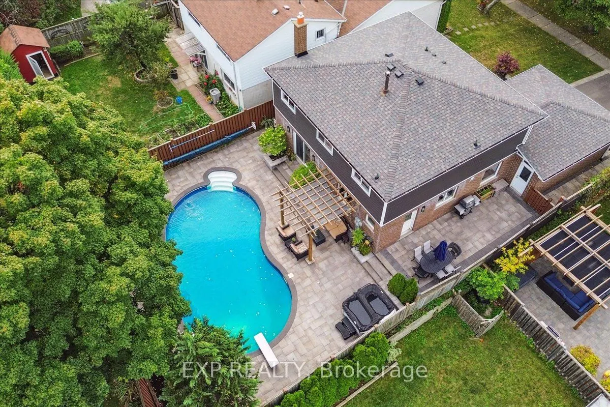 1923 Steepbank Crescent