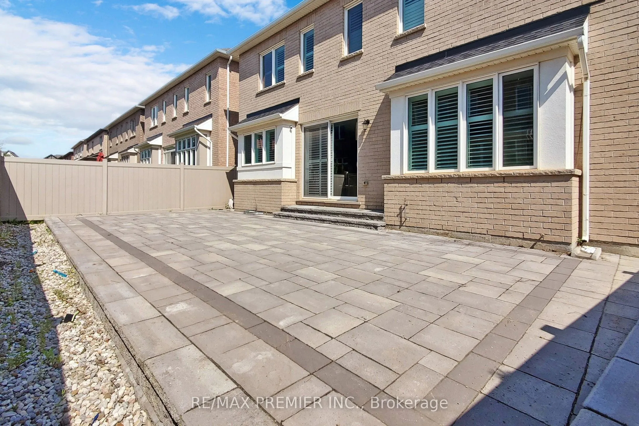 140 Magnolia Crescent