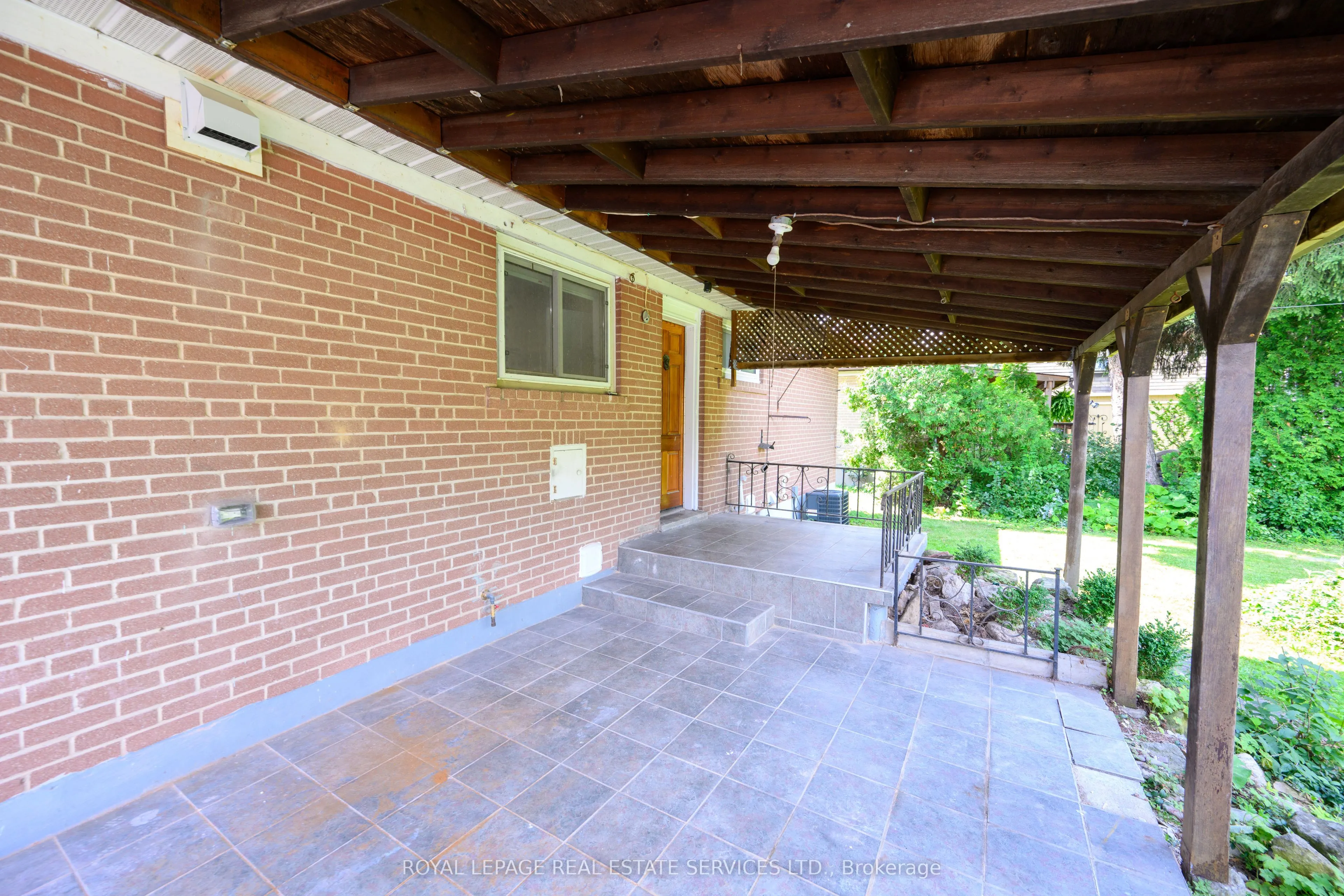 1295 Pinegrove Road, #Lower