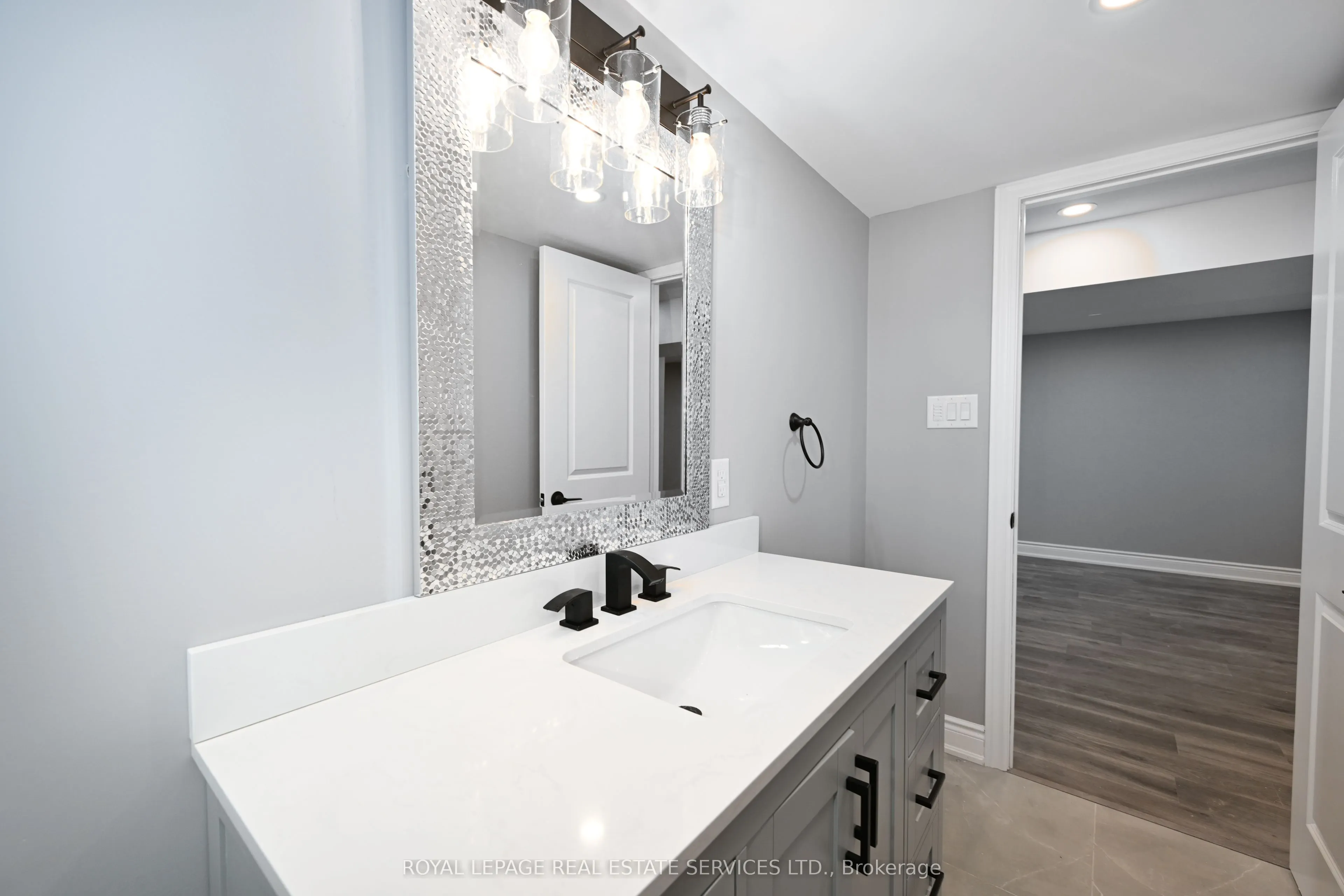 1295 Pinegrove Road, #Lower